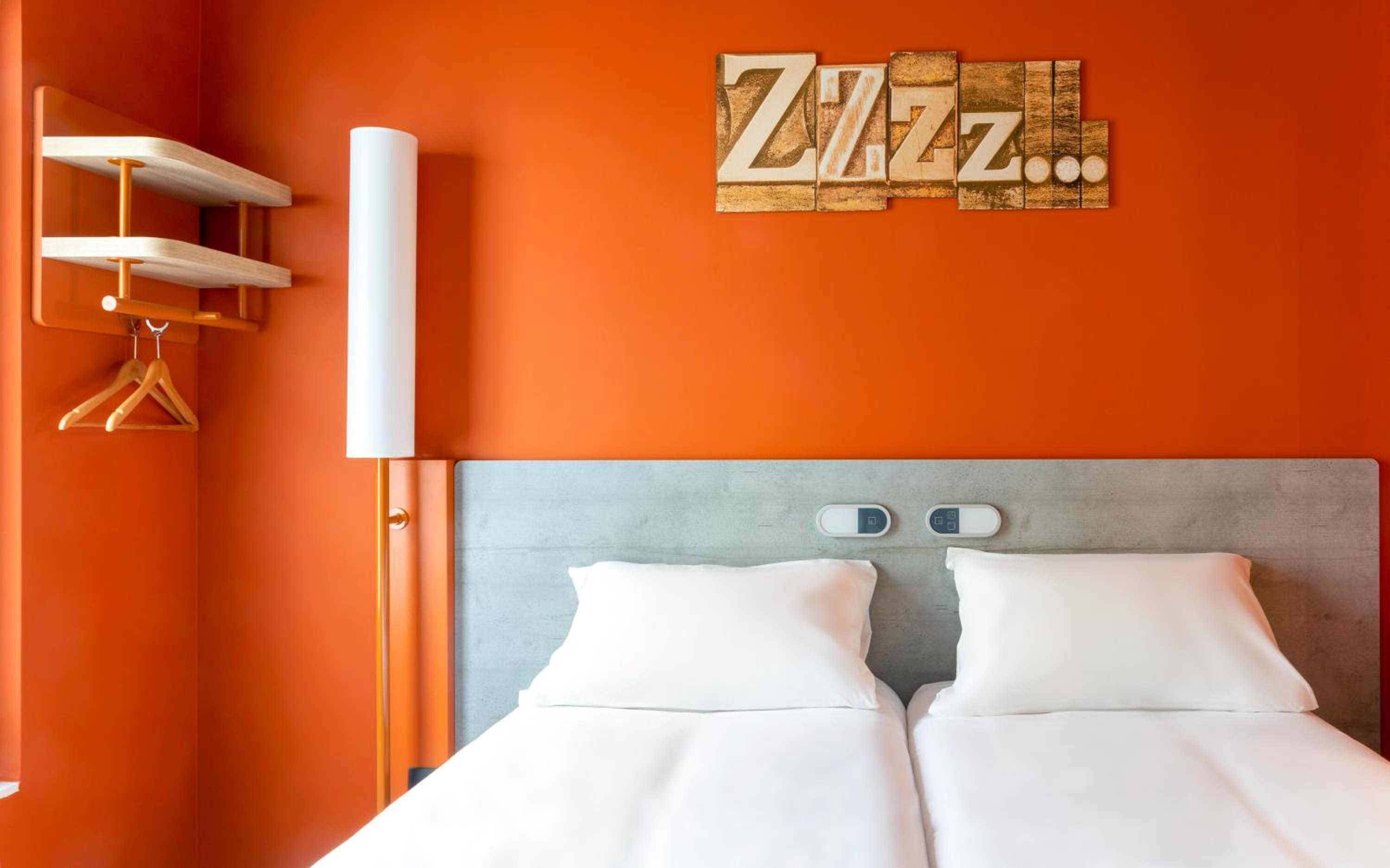 Standard Twin Room - Photo 7