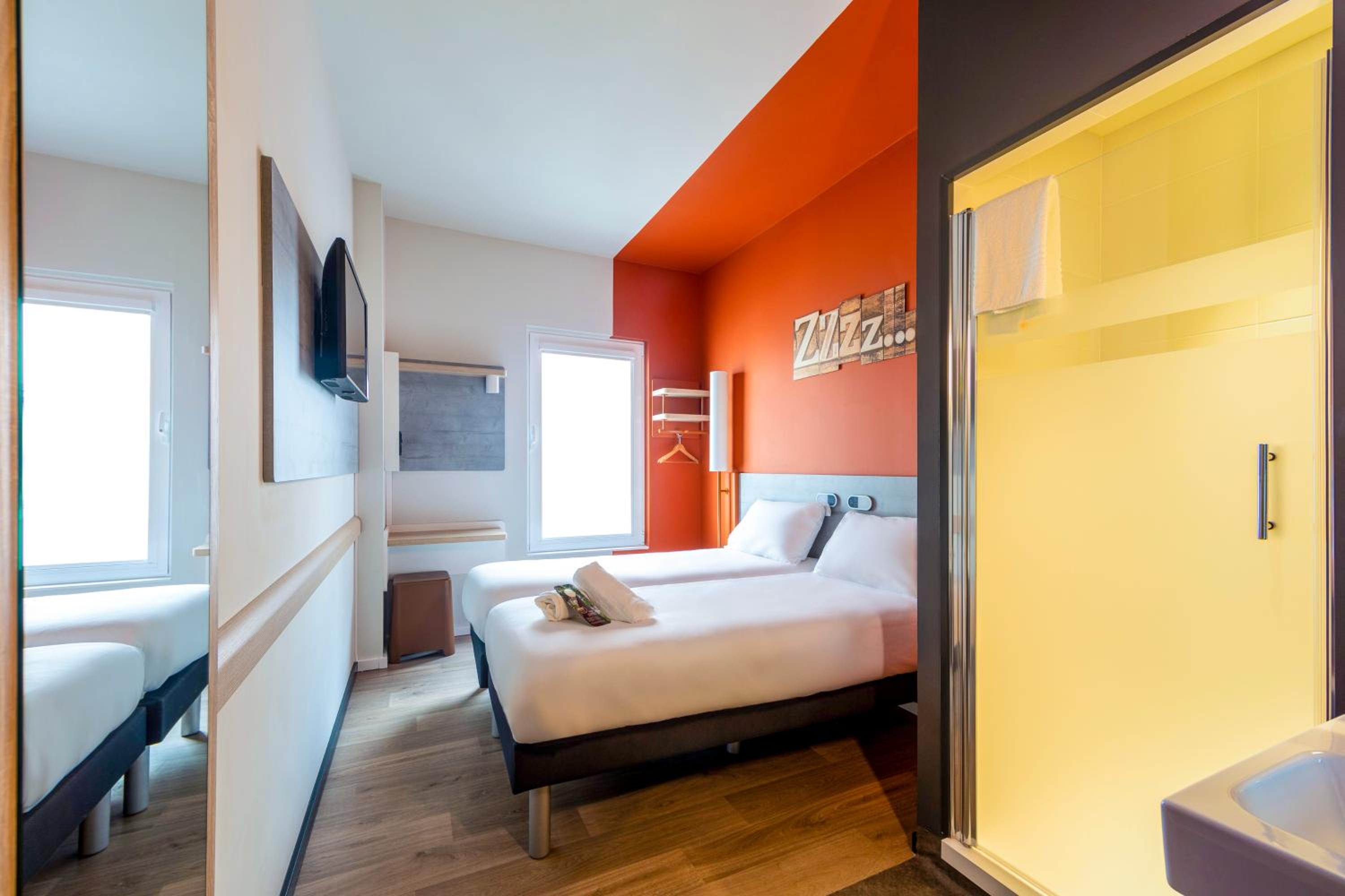Standard Twin Room - Photo 3
