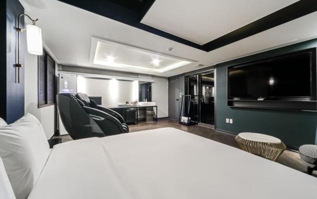 Queen Suite with Spa Bath