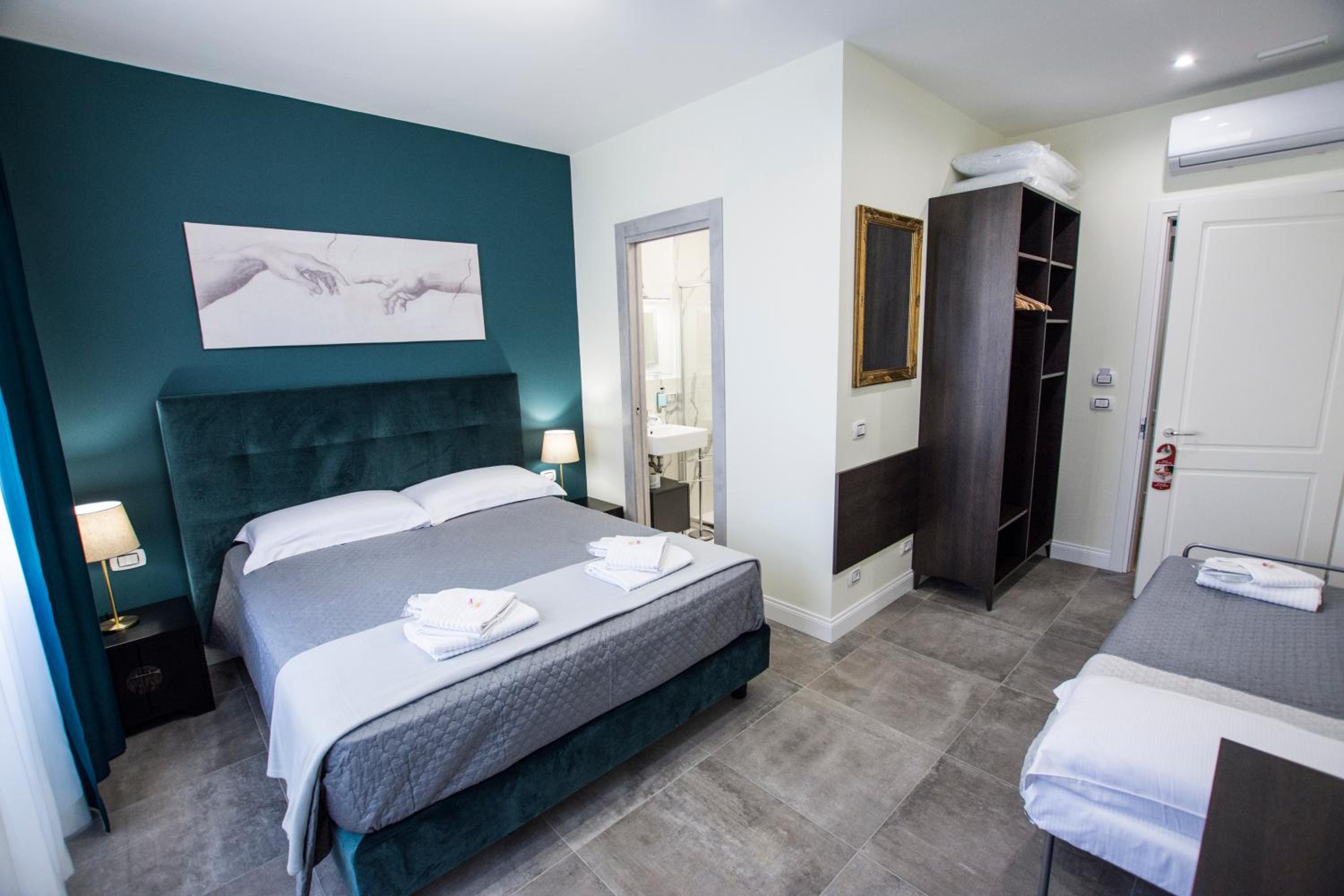 Economy Triple Room photo 2