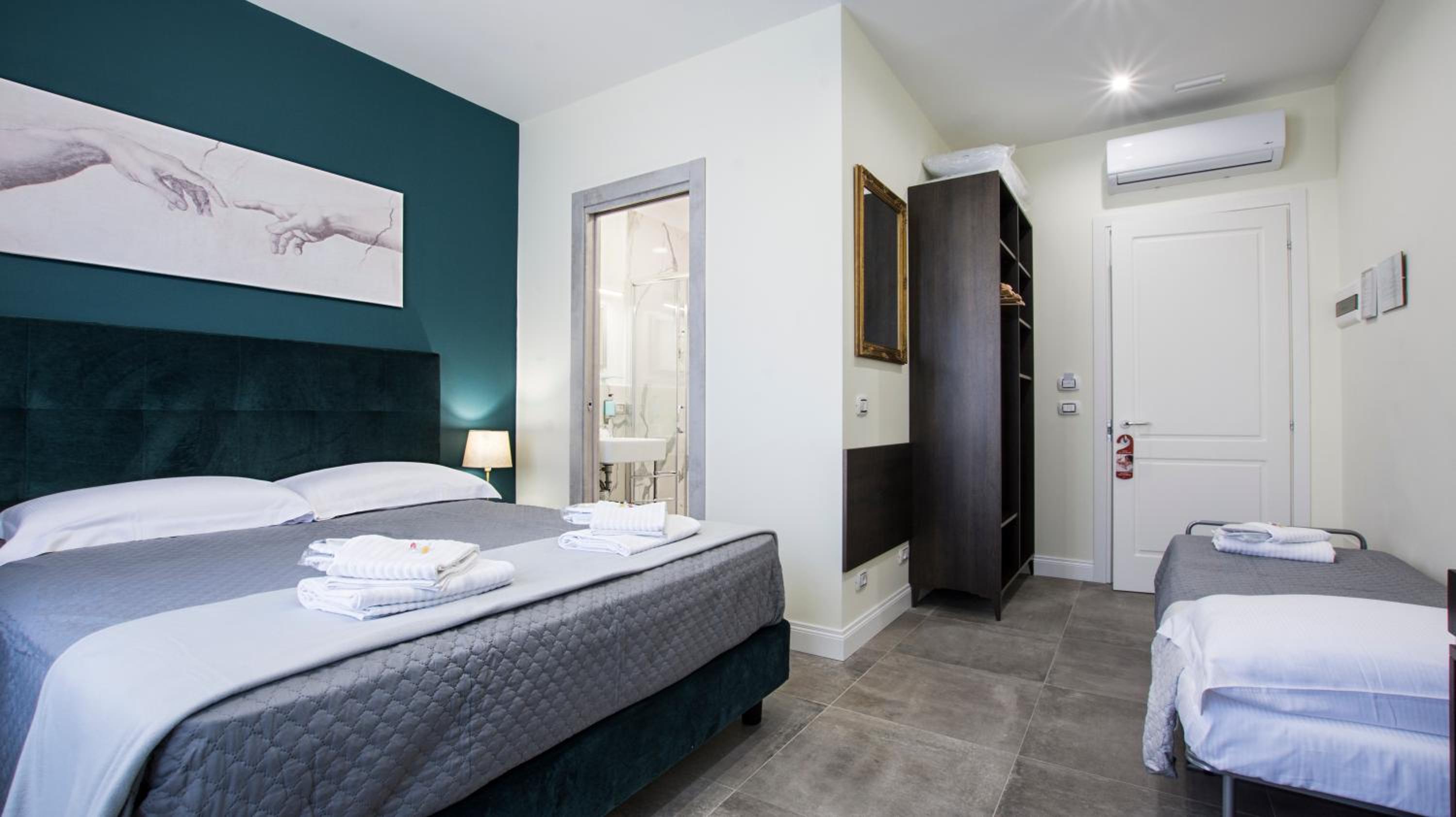 Economy Triple Room photo 3
