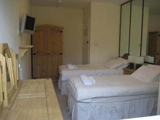Basic Twin Room with Shared Toilet photo 3