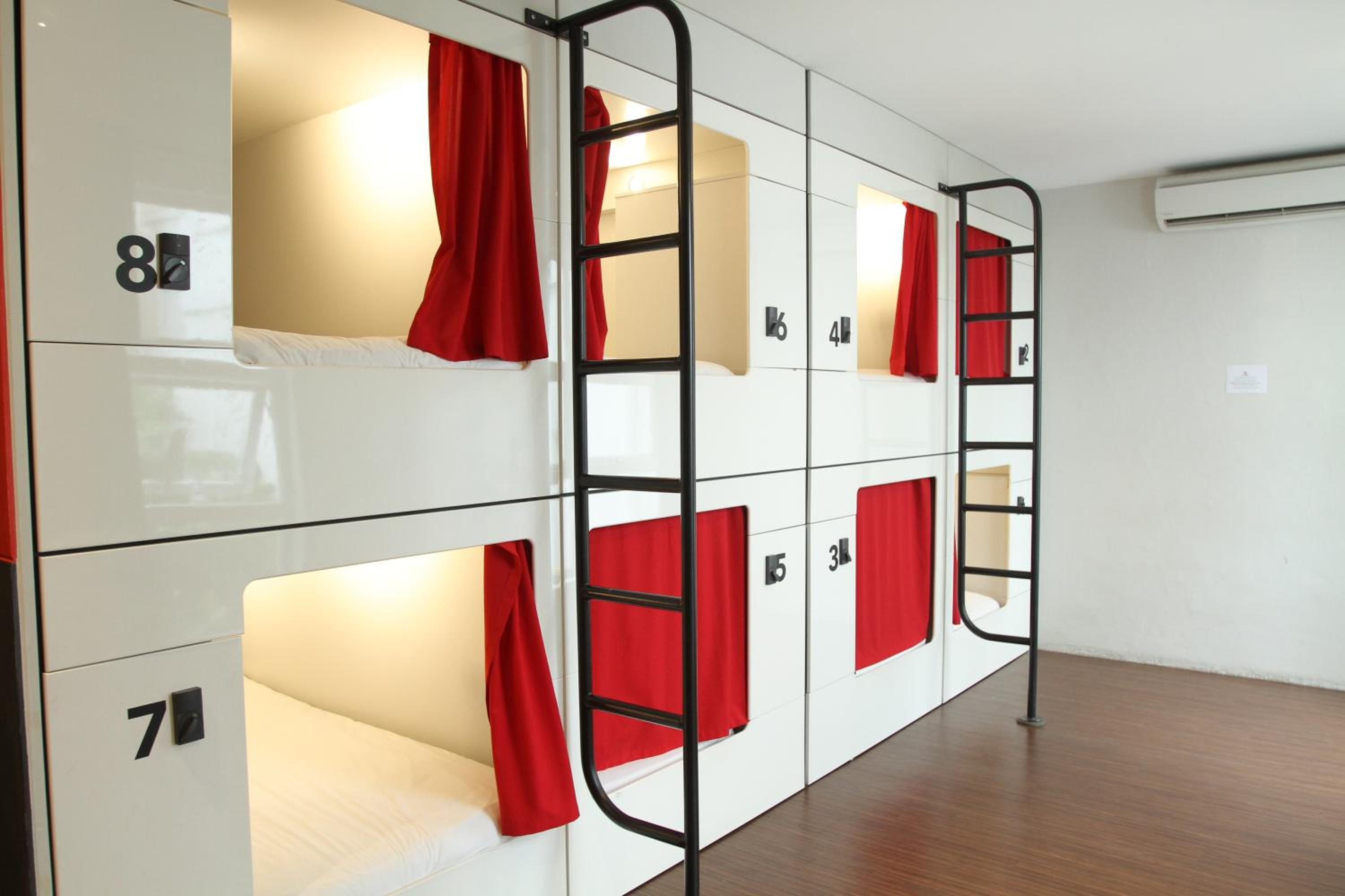 Pod Capsule in 20 Pod Air-Conditioned Ensuite Room photo 1