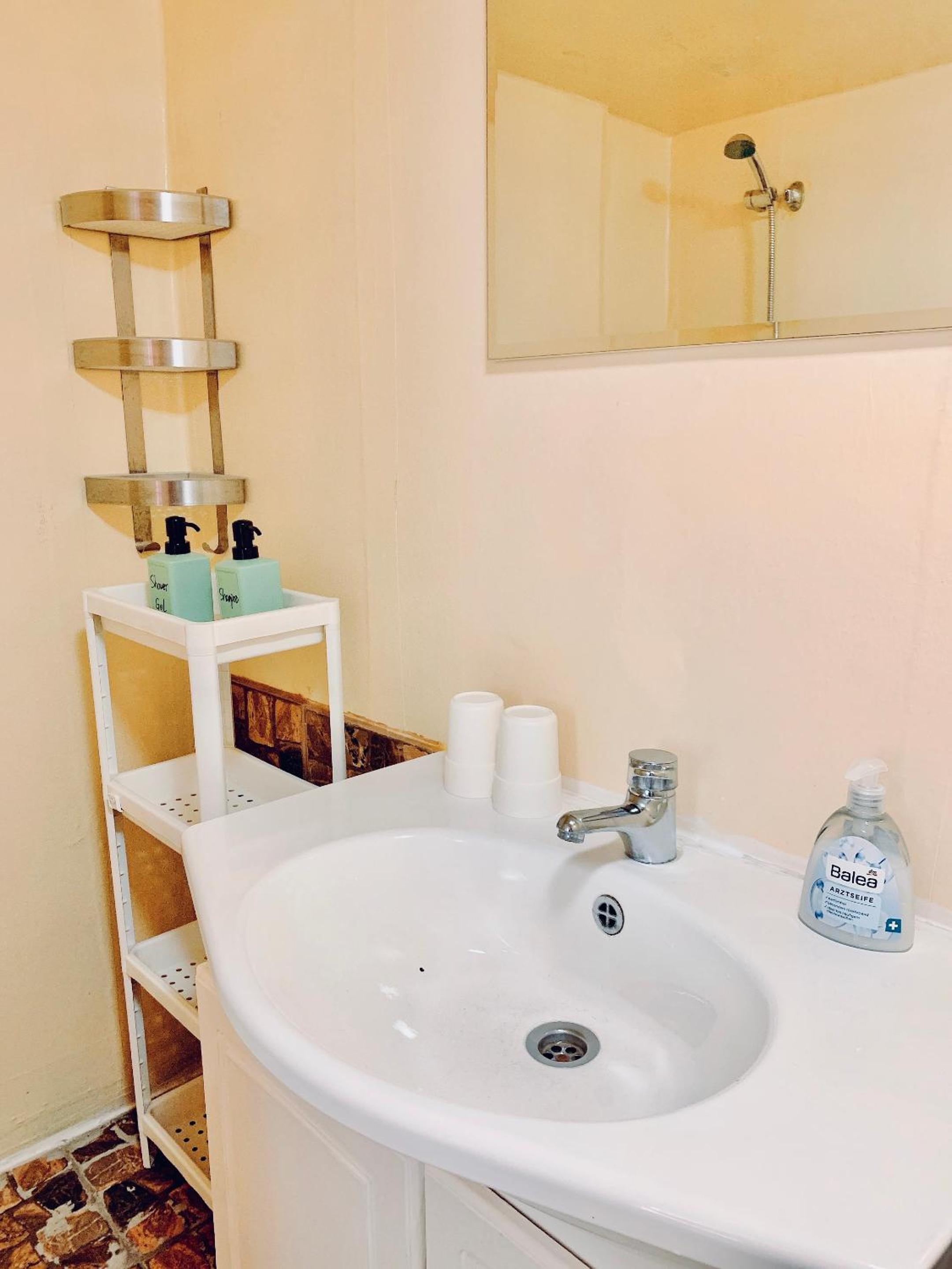 Double Room with Private Bathroom - Photo 9
