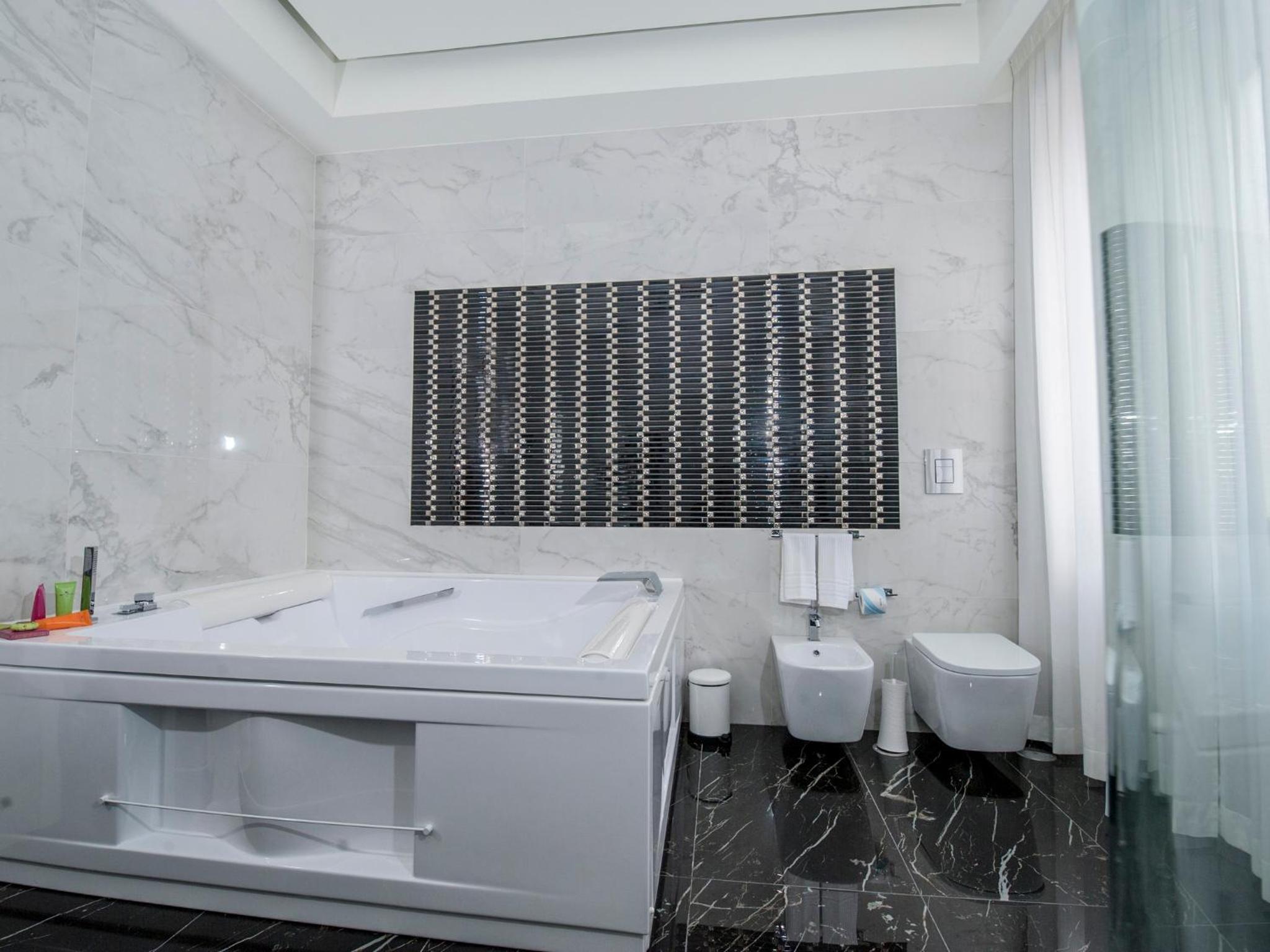Suite - Photo 11