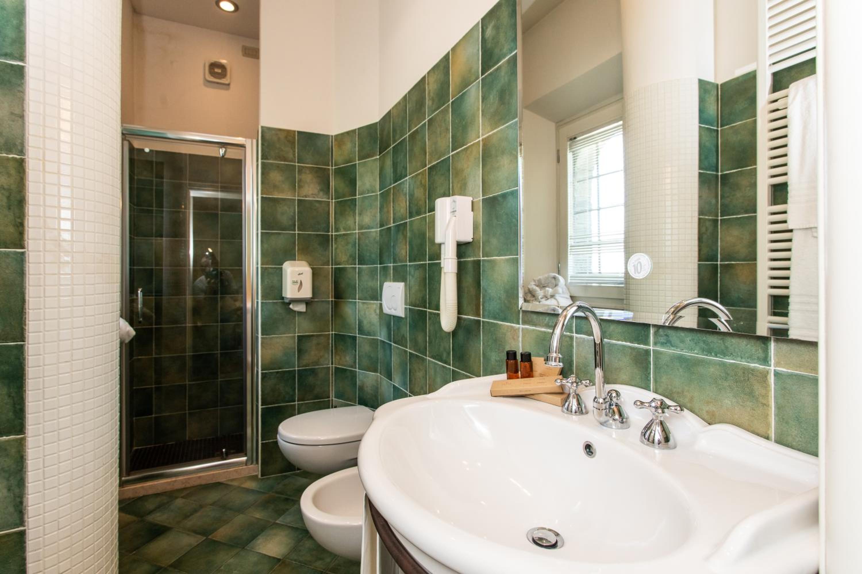 Superior Suite - Photo 9