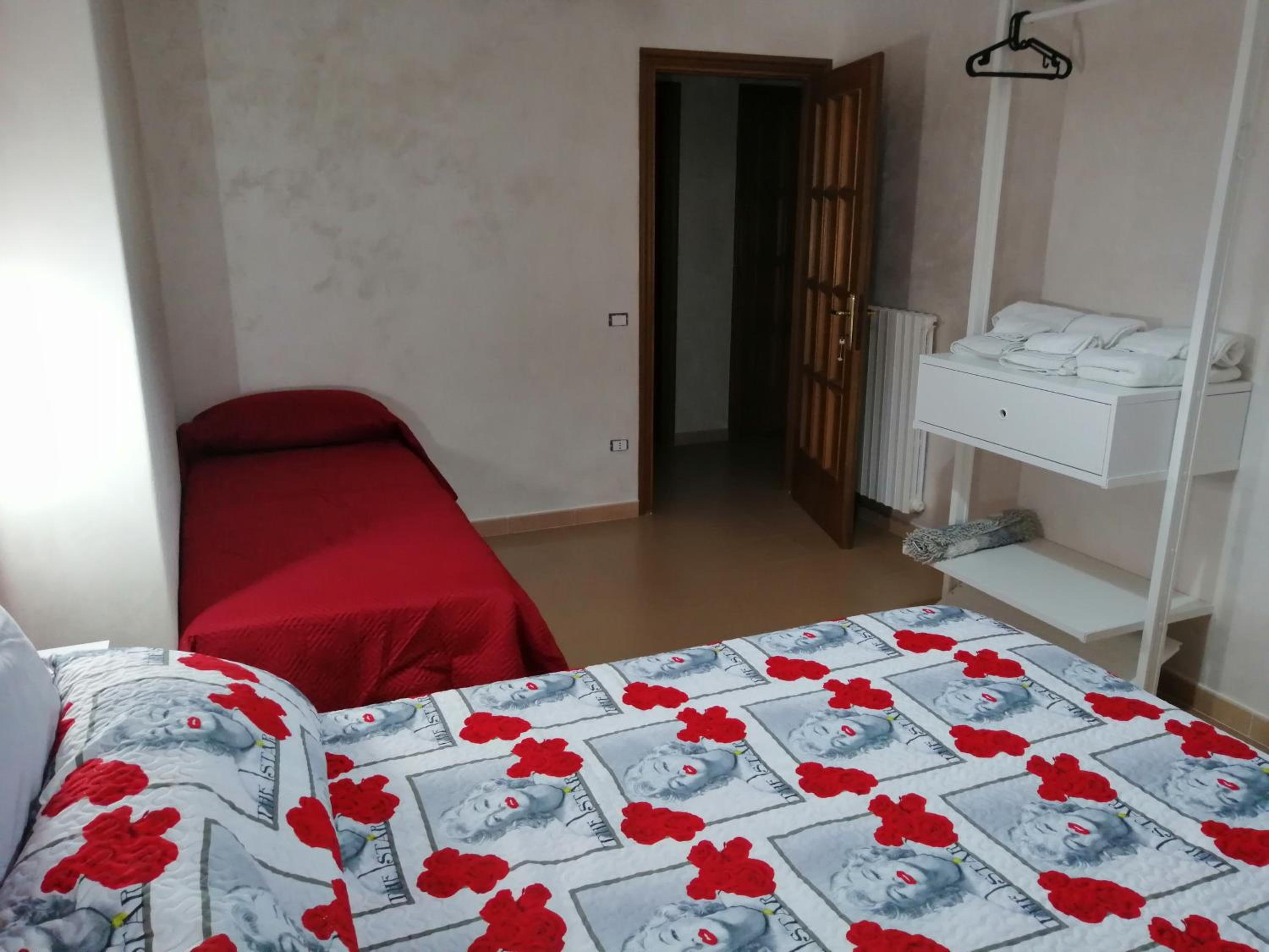 Quadruple Room with Private Bathroom - Photo 4