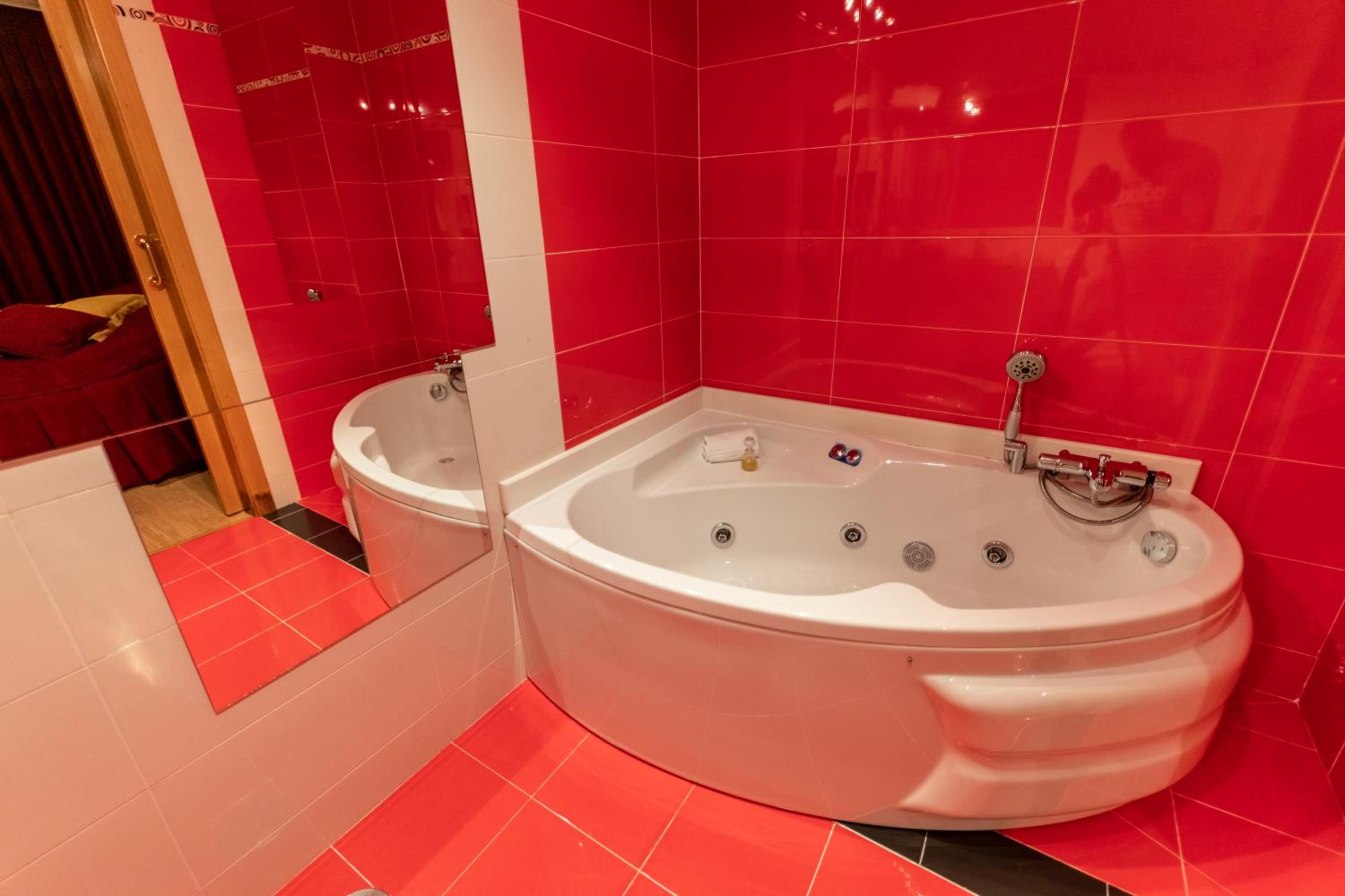 Queen Suite with Spa Bath - Photo 10