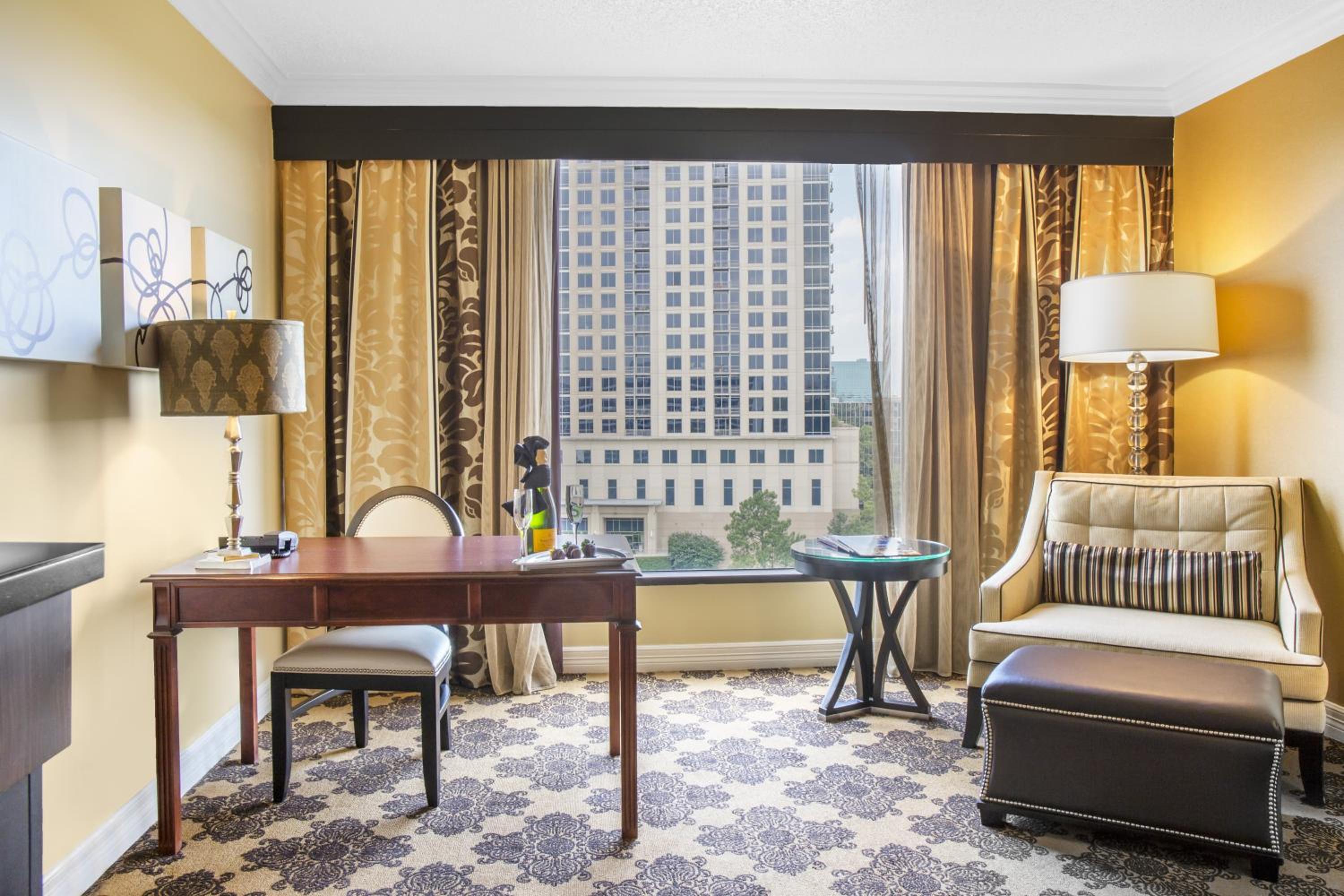 Premier Signature City view - 1 King Bed - Photo 1