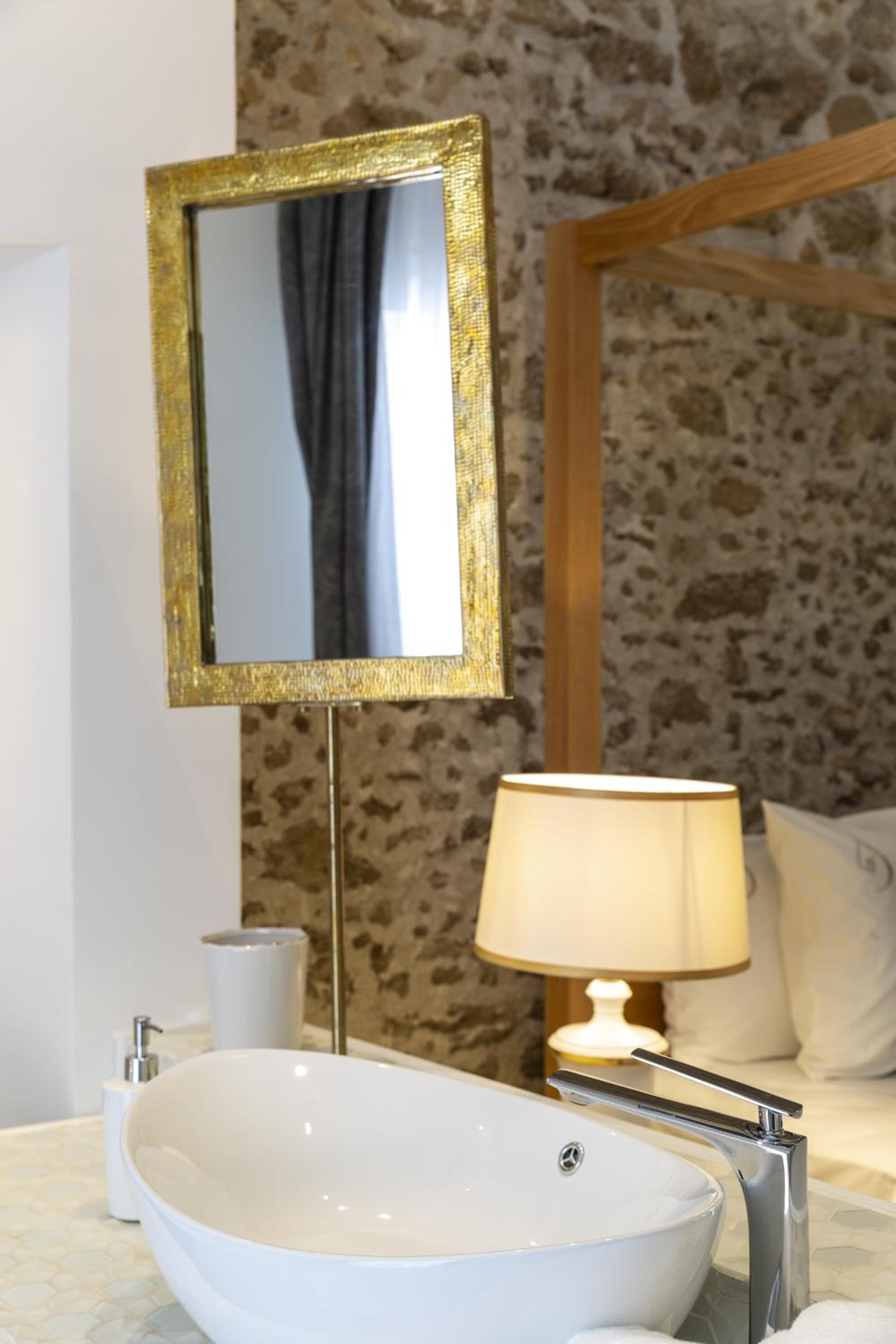 Deluxe King Suite photo 3