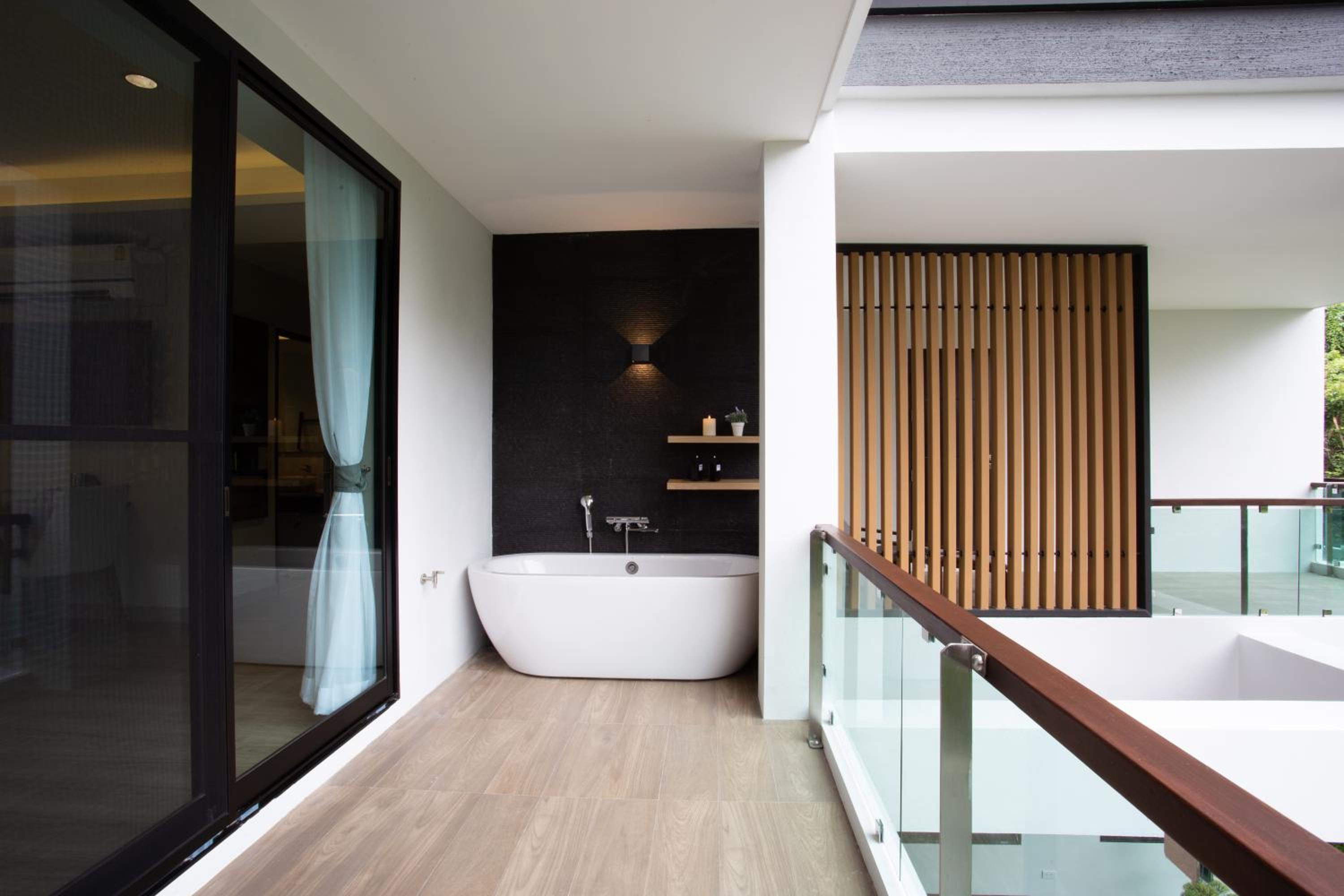Deluxe King Studio with Bathtub - Photo 6