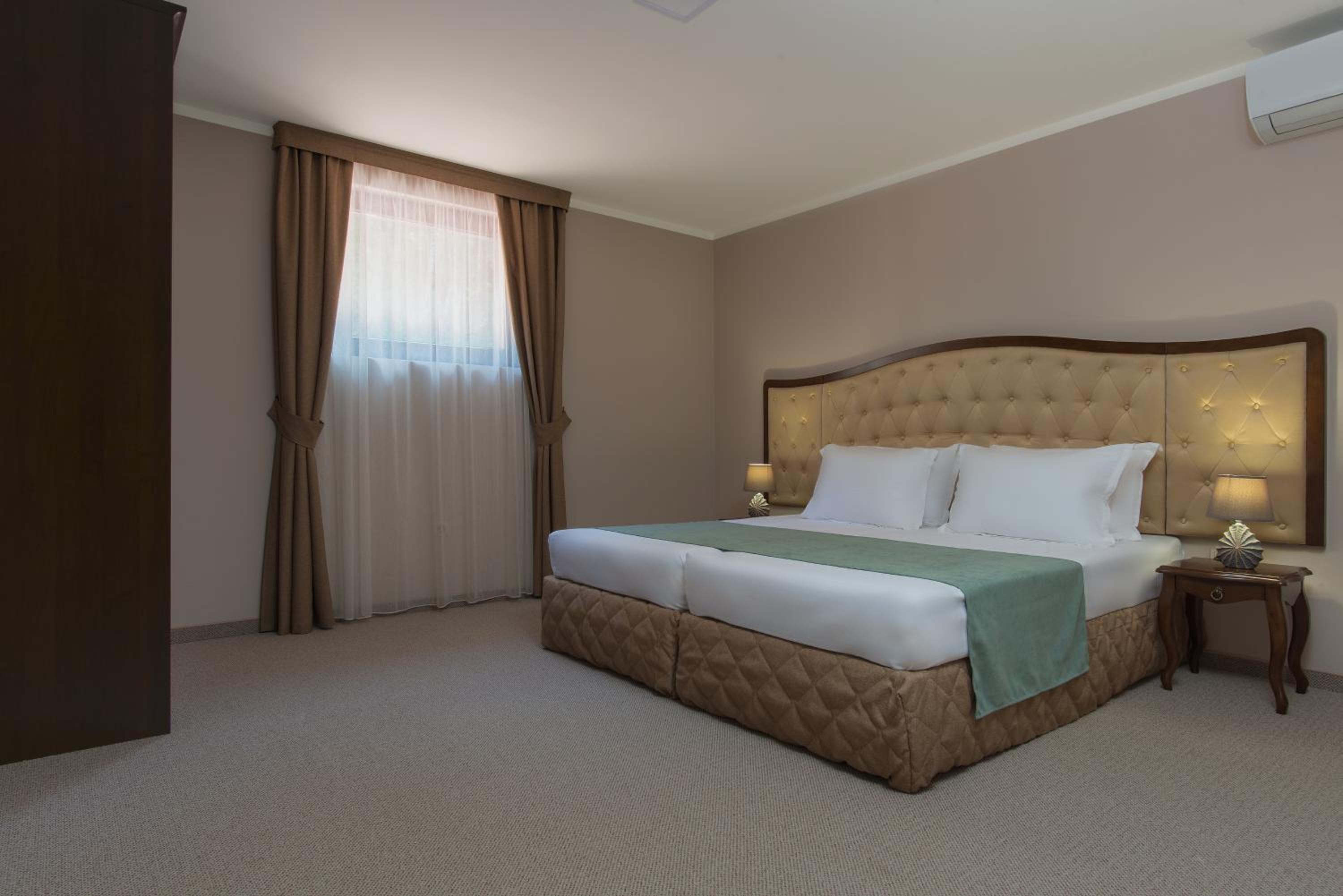 Executive Suite - Photo 5