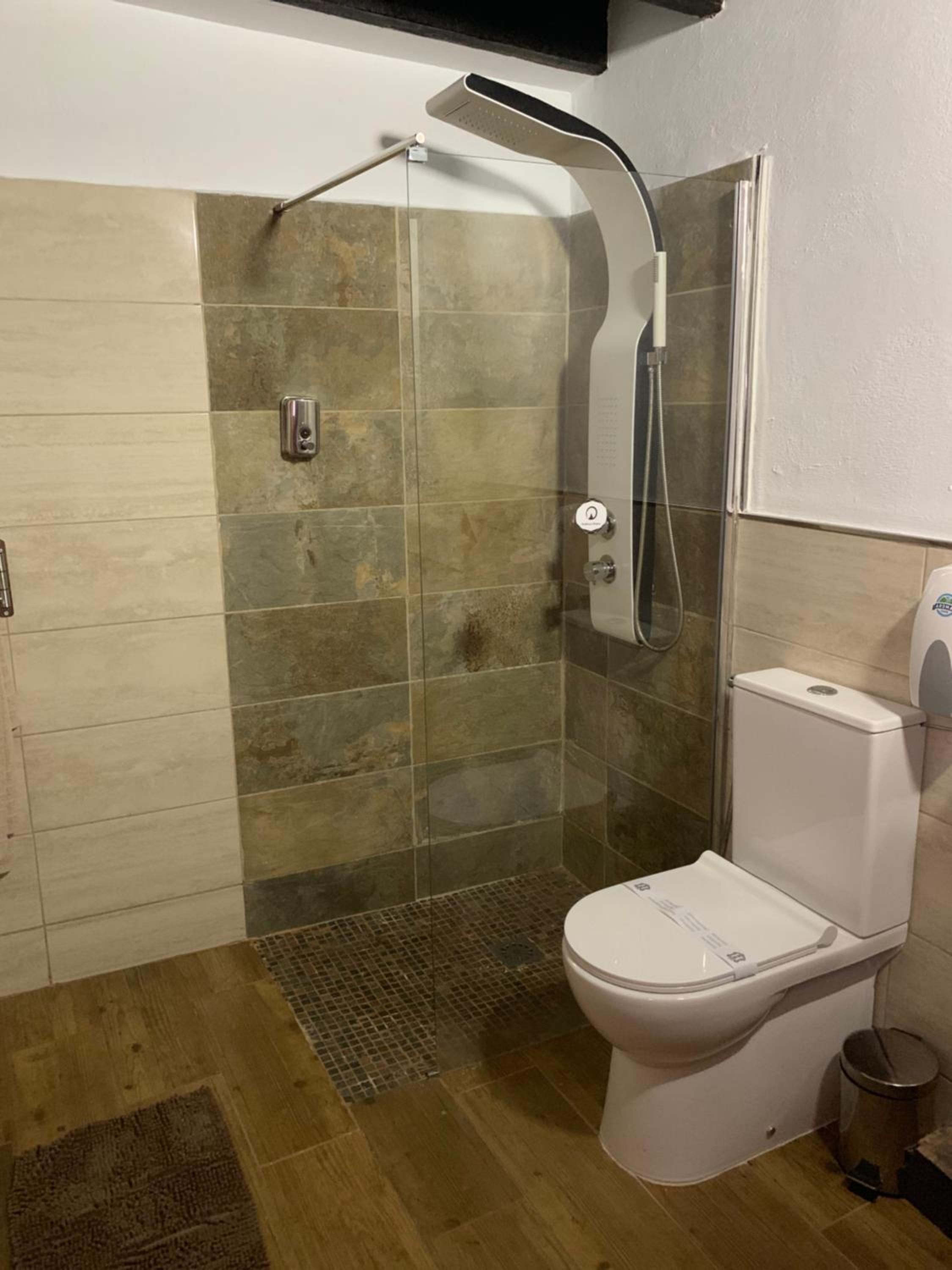 Double or Twin Room with Private Bathroom - Photo 11