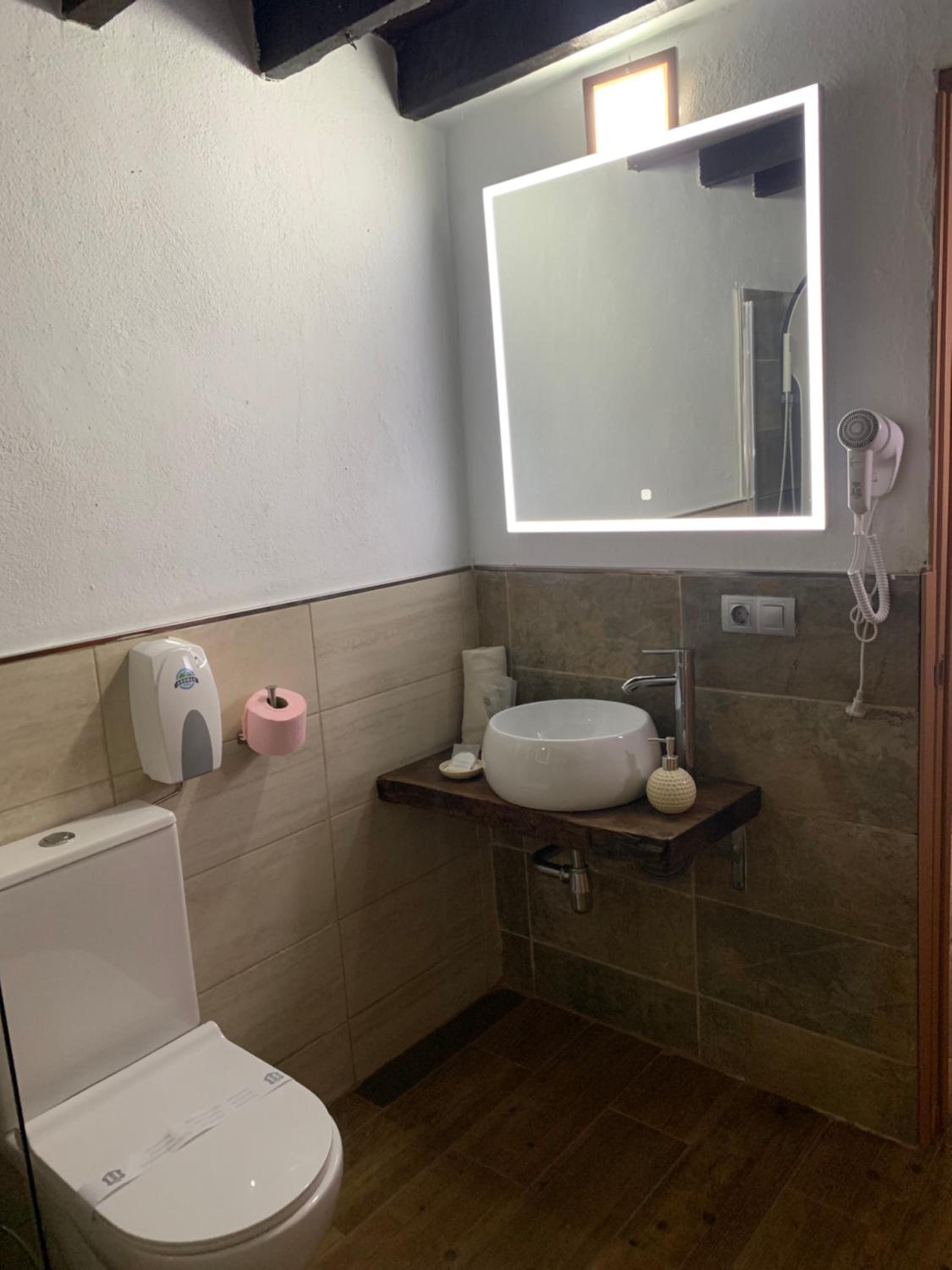 Double or Twin Room with Private Bathroom - Photo 12