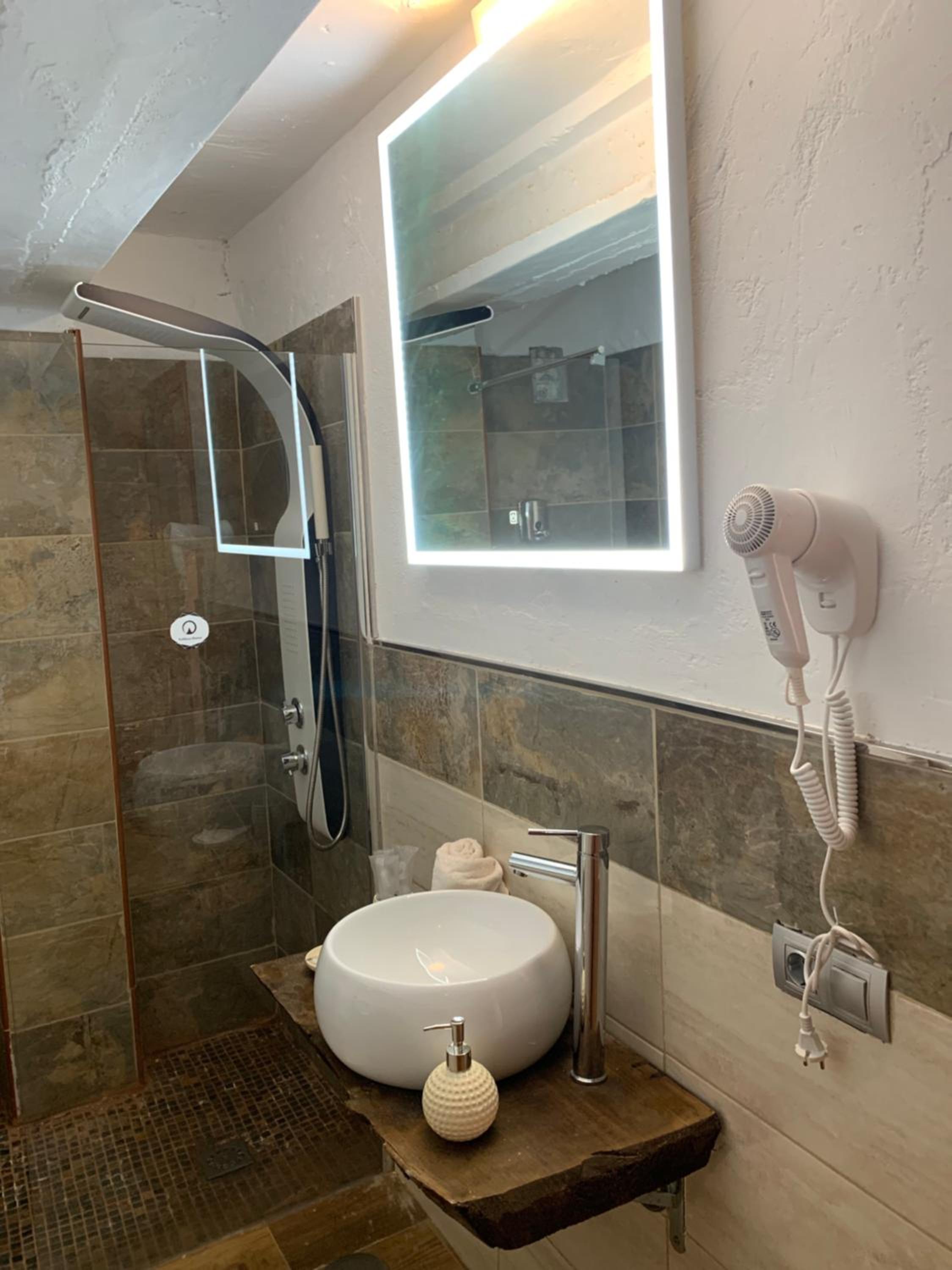 Double or Twin Room with Private Bathroom - Photo 2