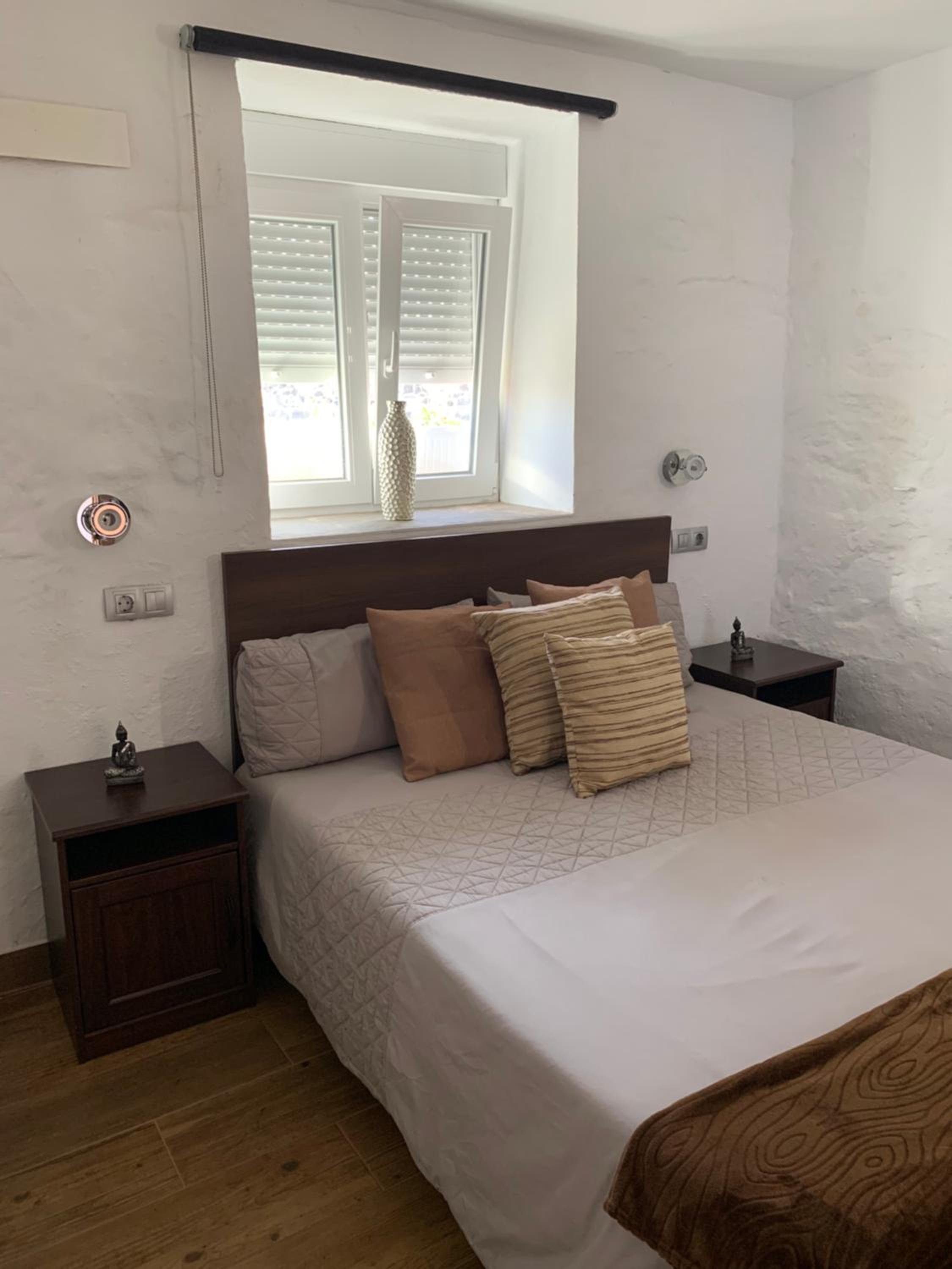Double or Twin Room with Private Bathroom - Photo 3