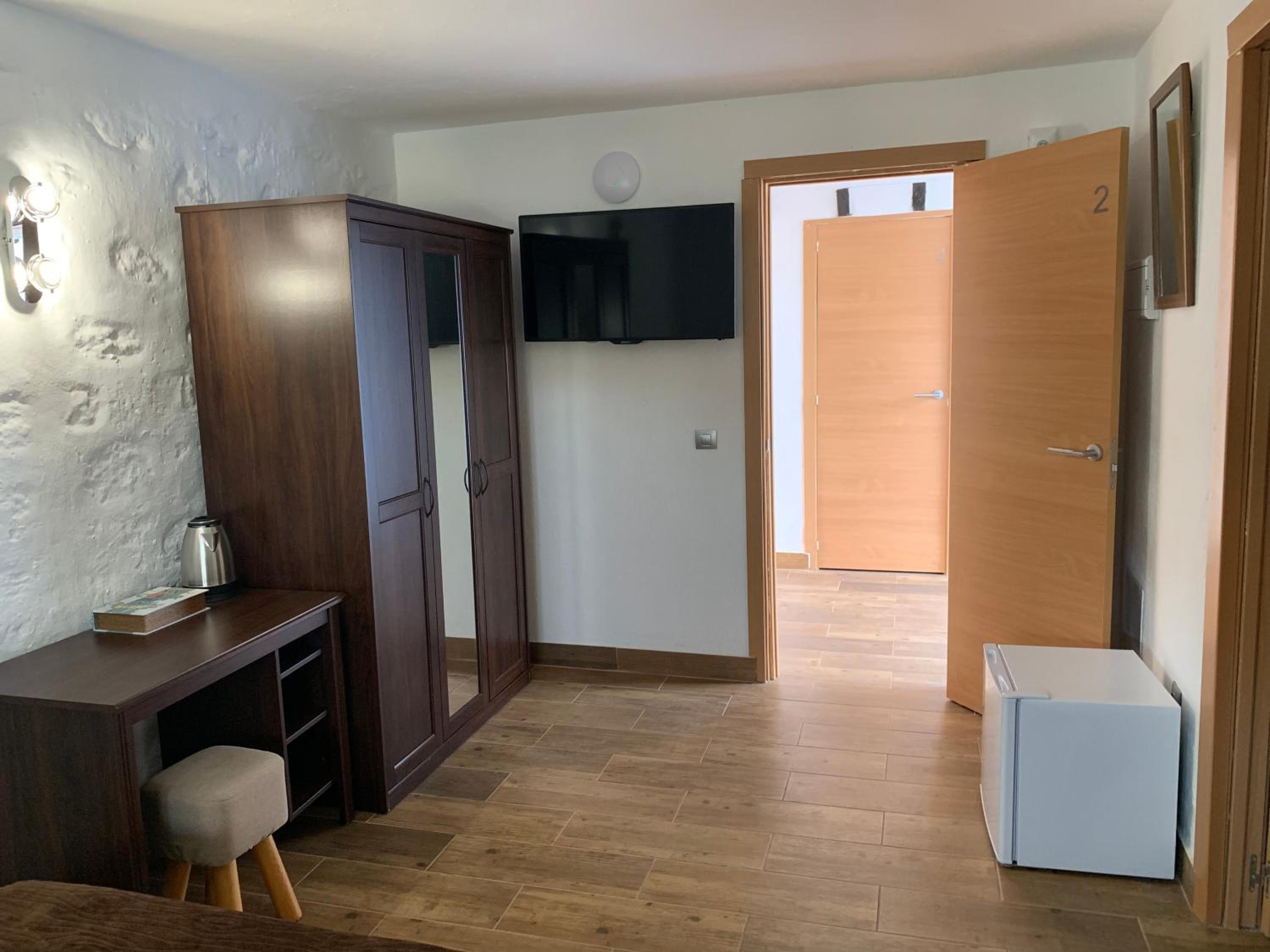 Double or Twin Room with Private Bathroom - Photo 4