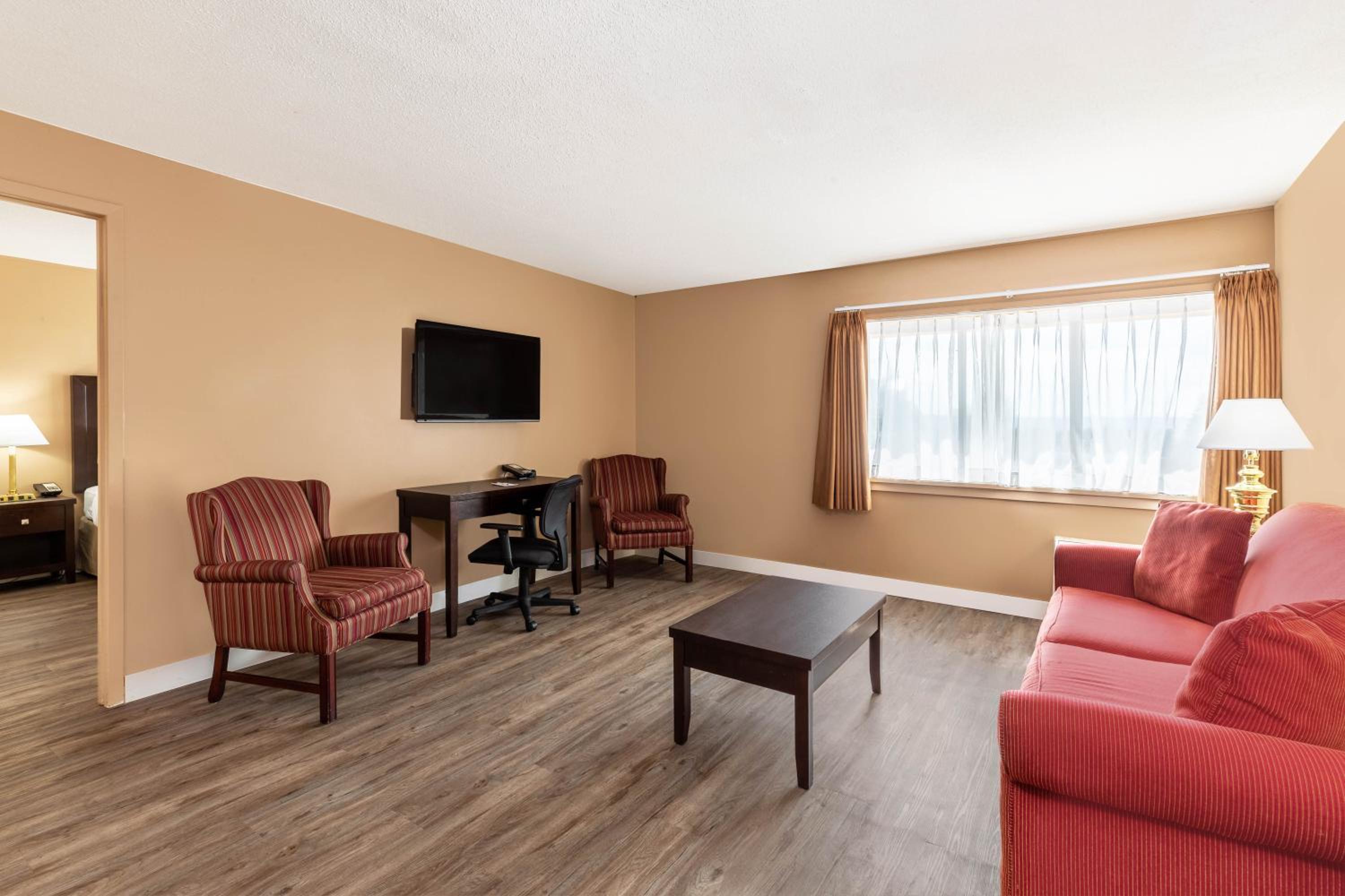 Two-Bedroom Suite with Two Queen Beds - Non-Smoking - Photo 2