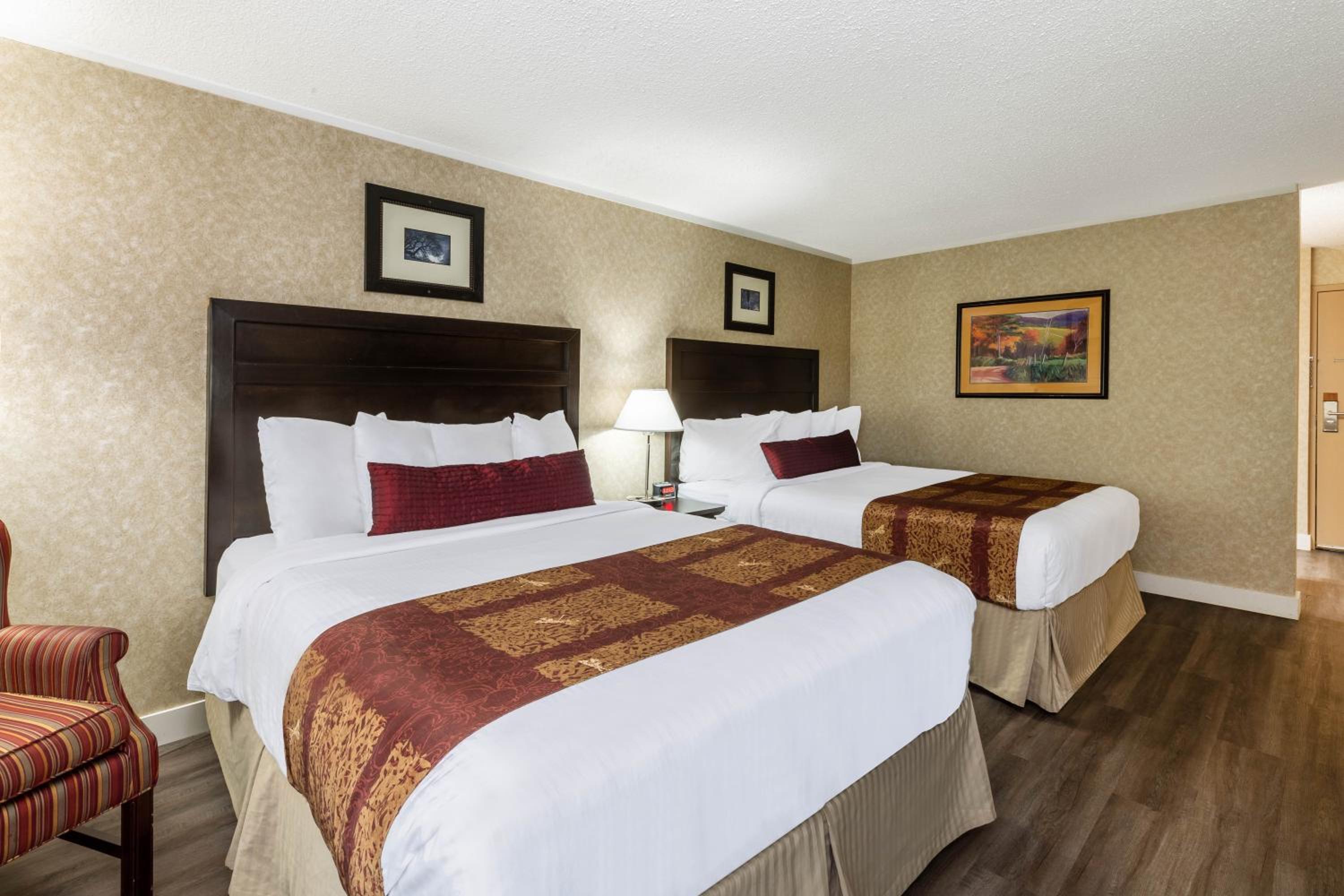 Queen Room with Two Queen Beds - Non-Smoking - Photo 5