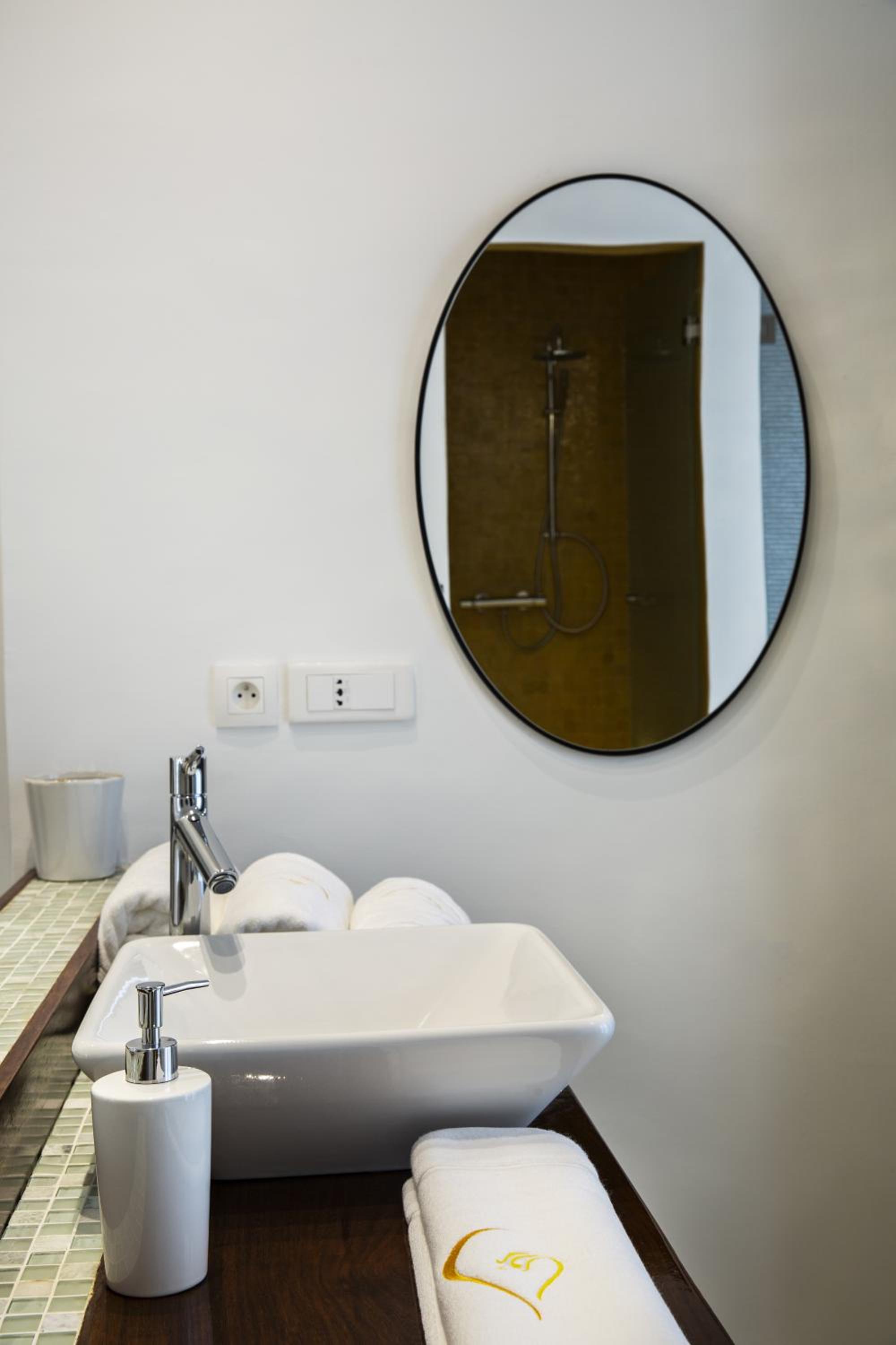 Deluxe King Suite photo 2