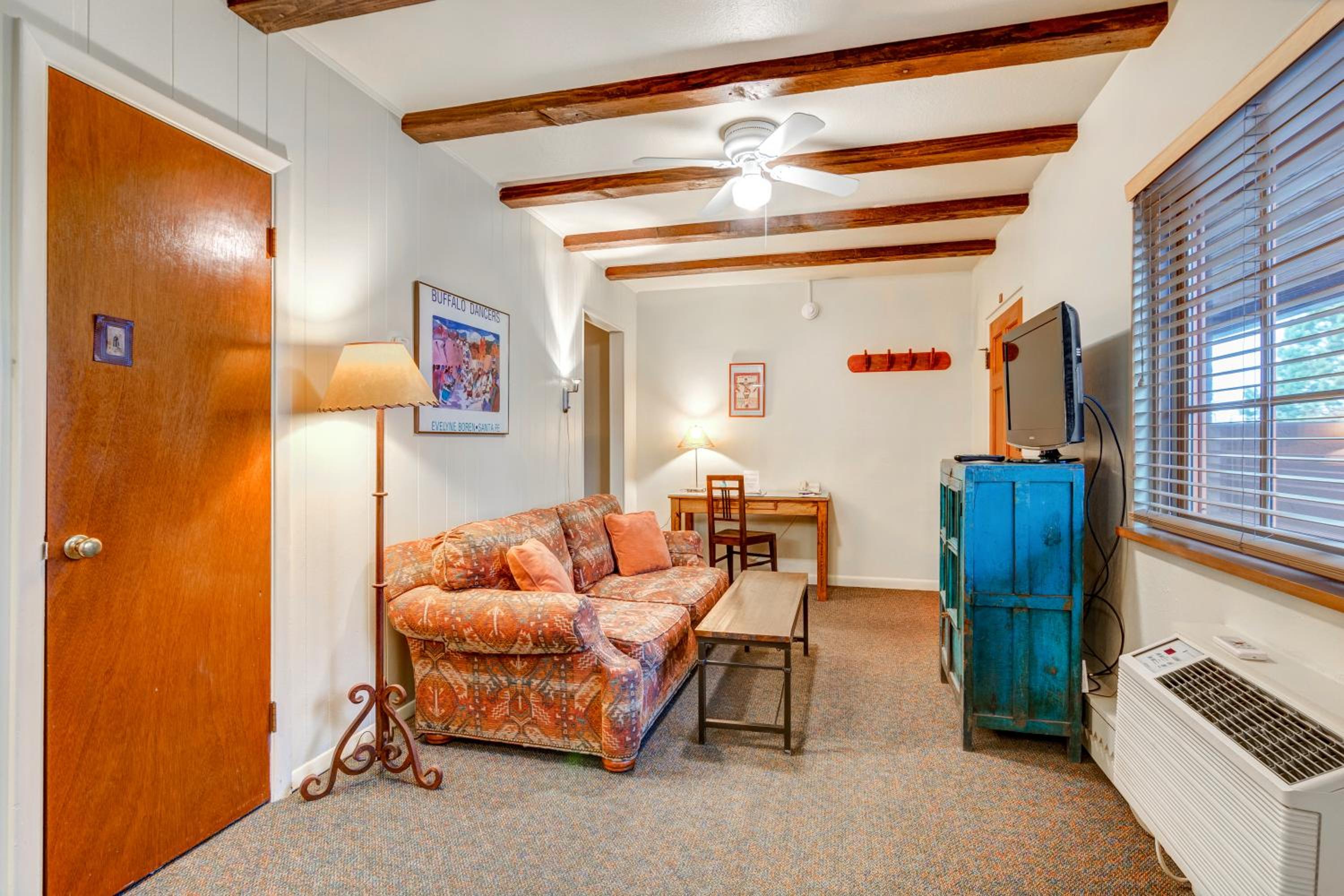 Queen Room with Kitchenette - Not Pet Friendly