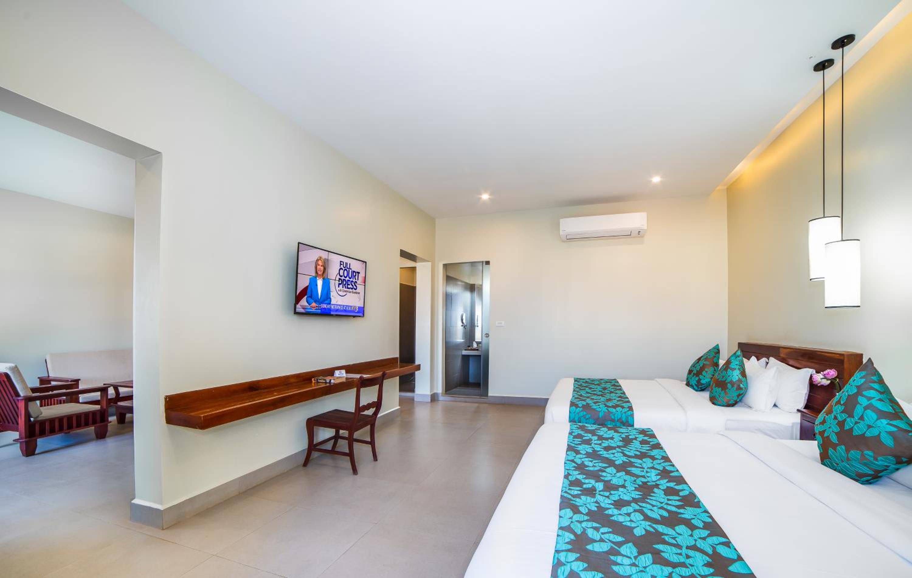 Family Suite with City View - Photo 5