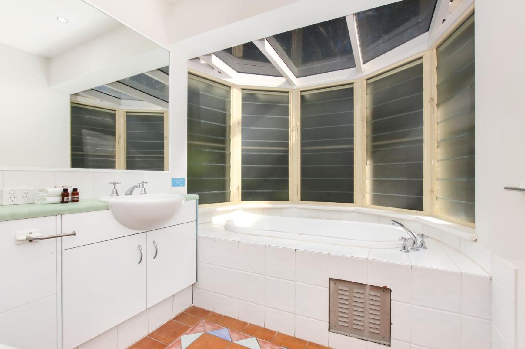 One-Bedroom Apartment with Sea View photo 2