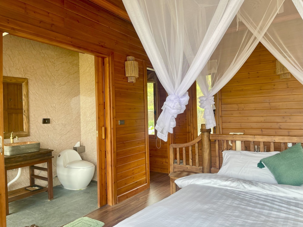 Superior Bungalow, 1 Queen Bed, Balcony, Mountain View photo 3