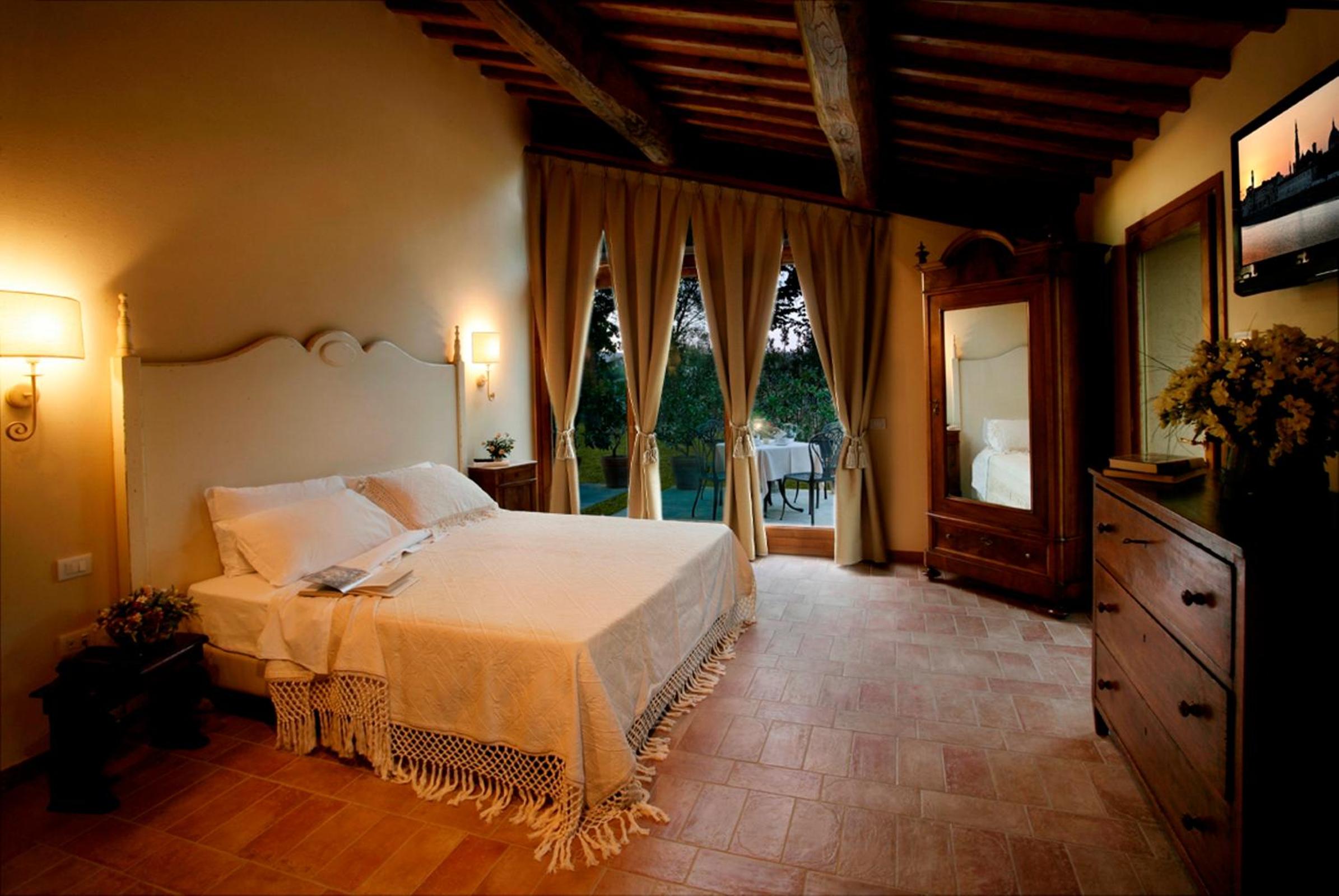 Five-Bedroom House photo 1