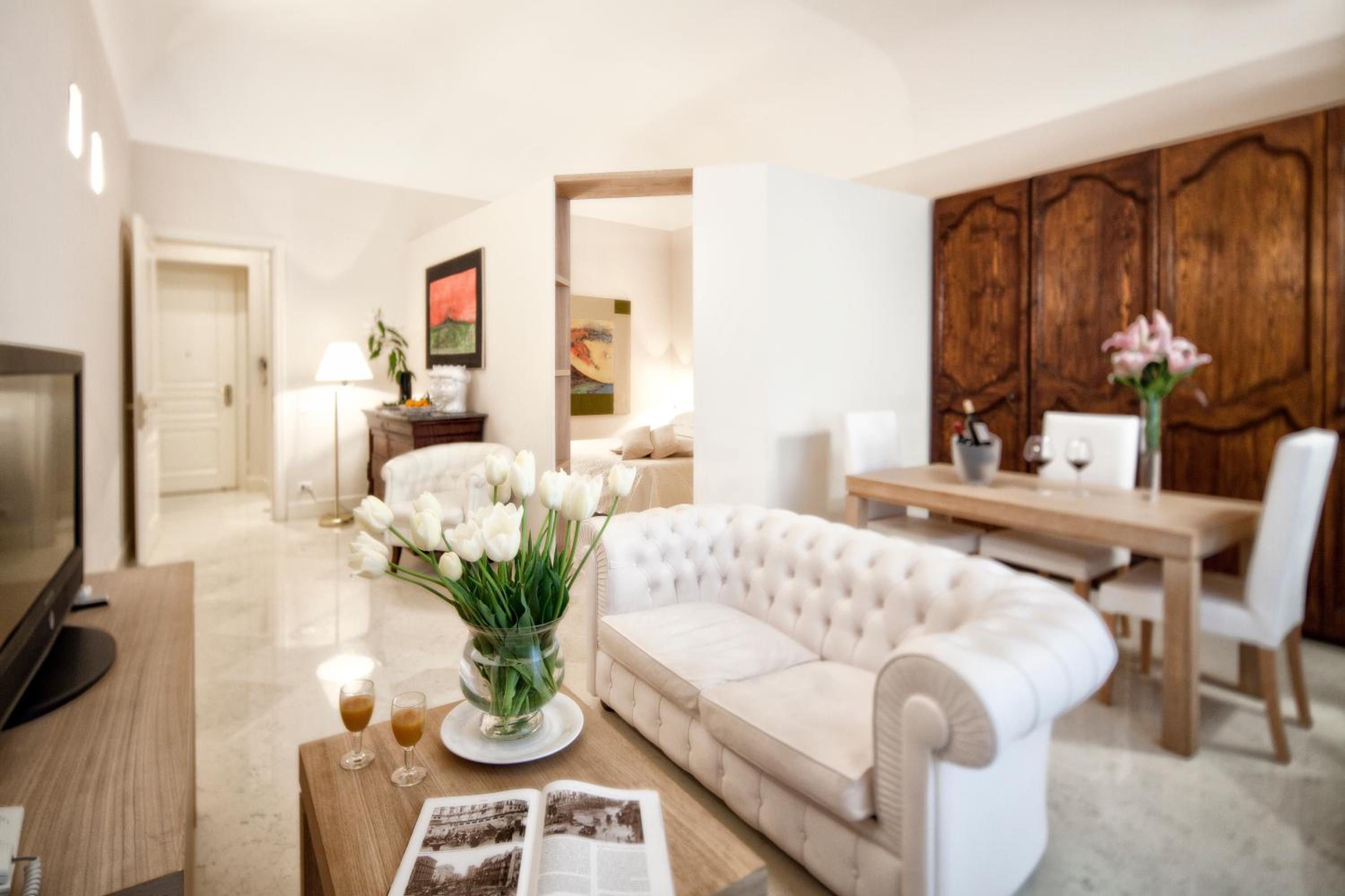 Suite - Photo 1