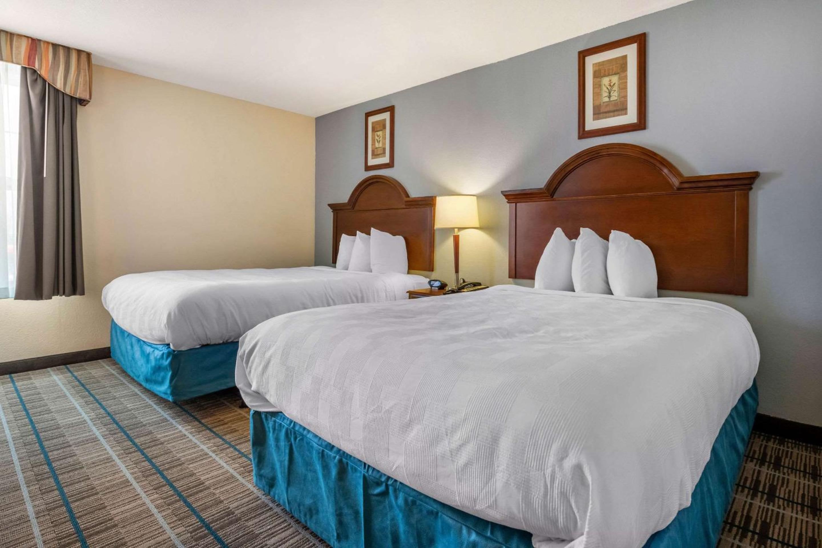 Queen Room with Two Queen Beds - Non-Smoking - Photo 1