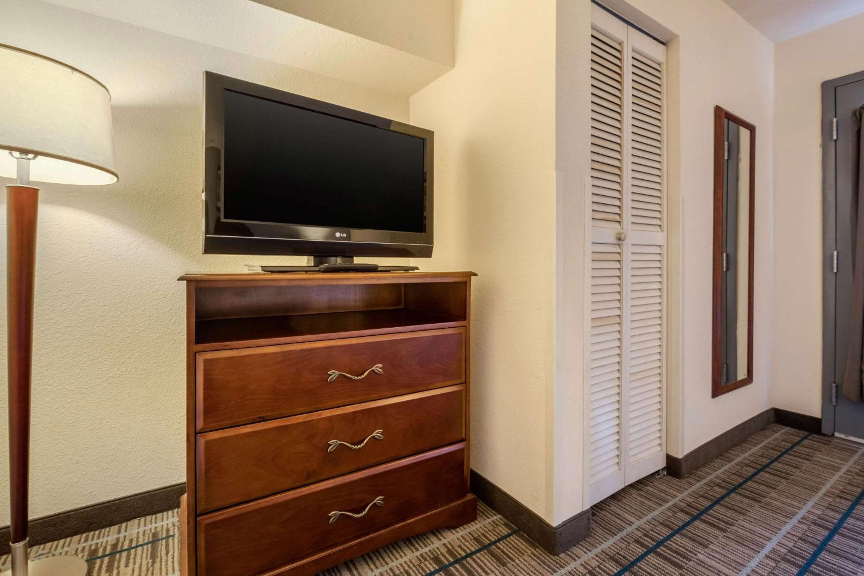King Suite - Non-Smoking - Photo 2