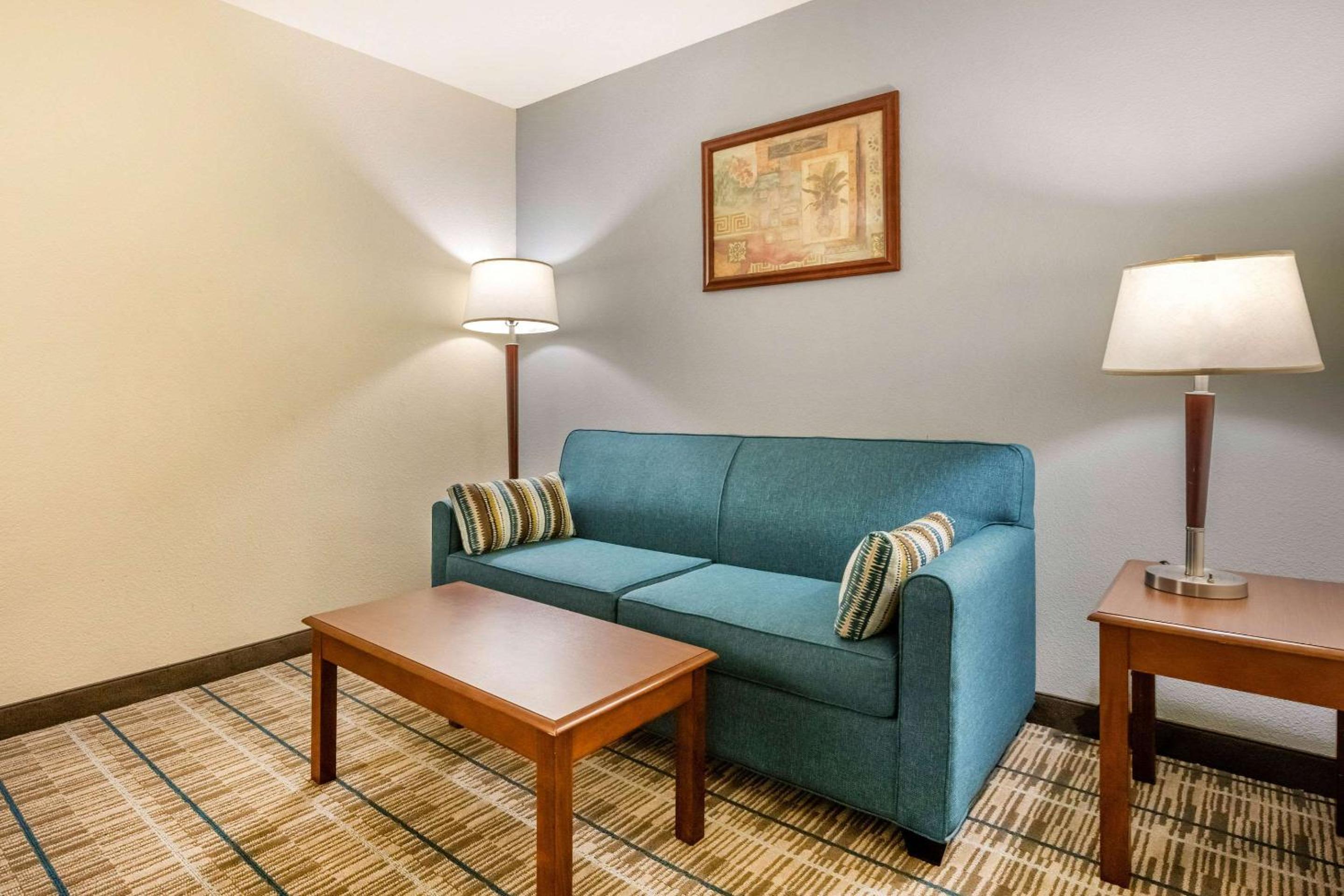 King Suite - Non-Smoking - Photo 3