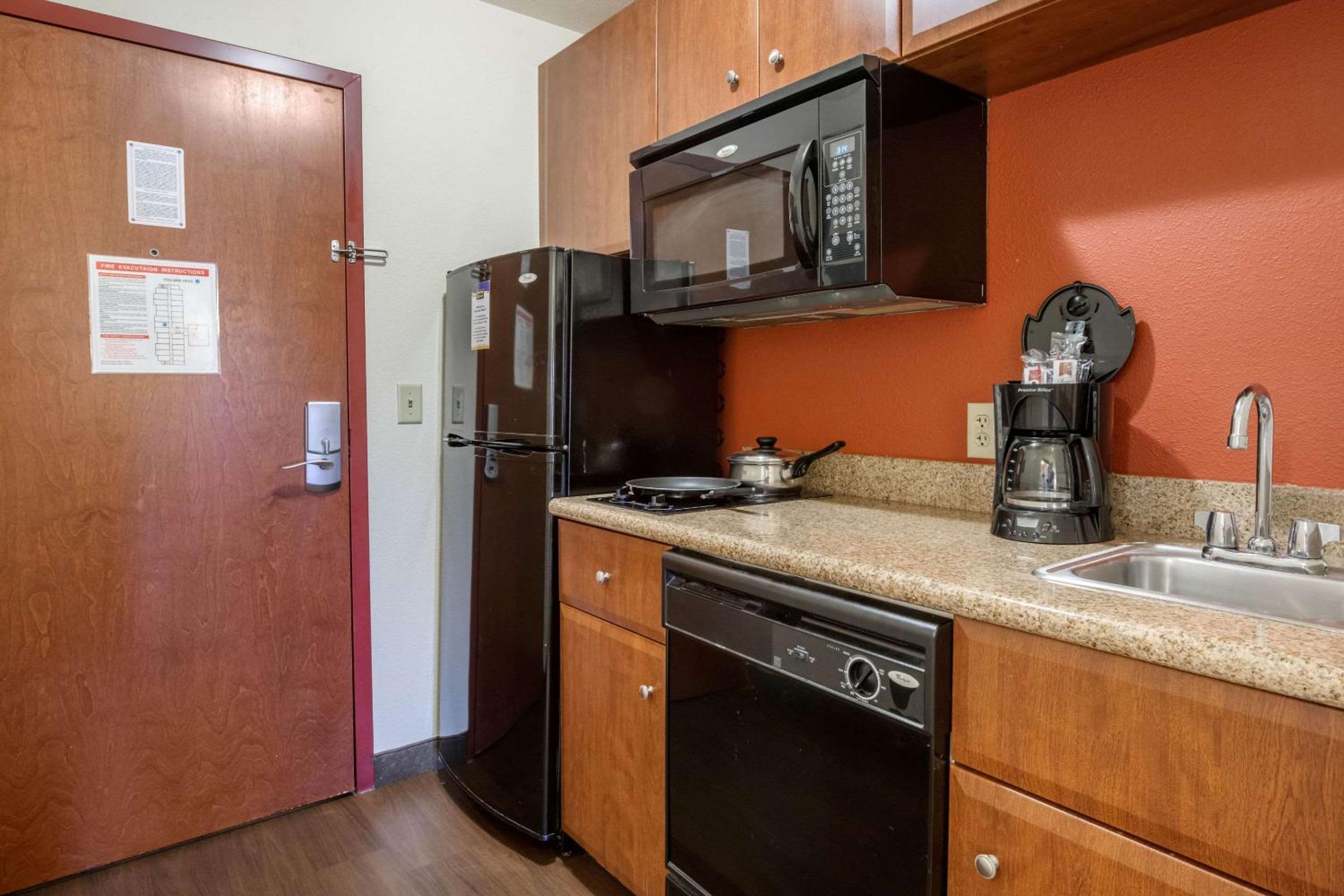 King Suite - Non-Smoking - Photo 4