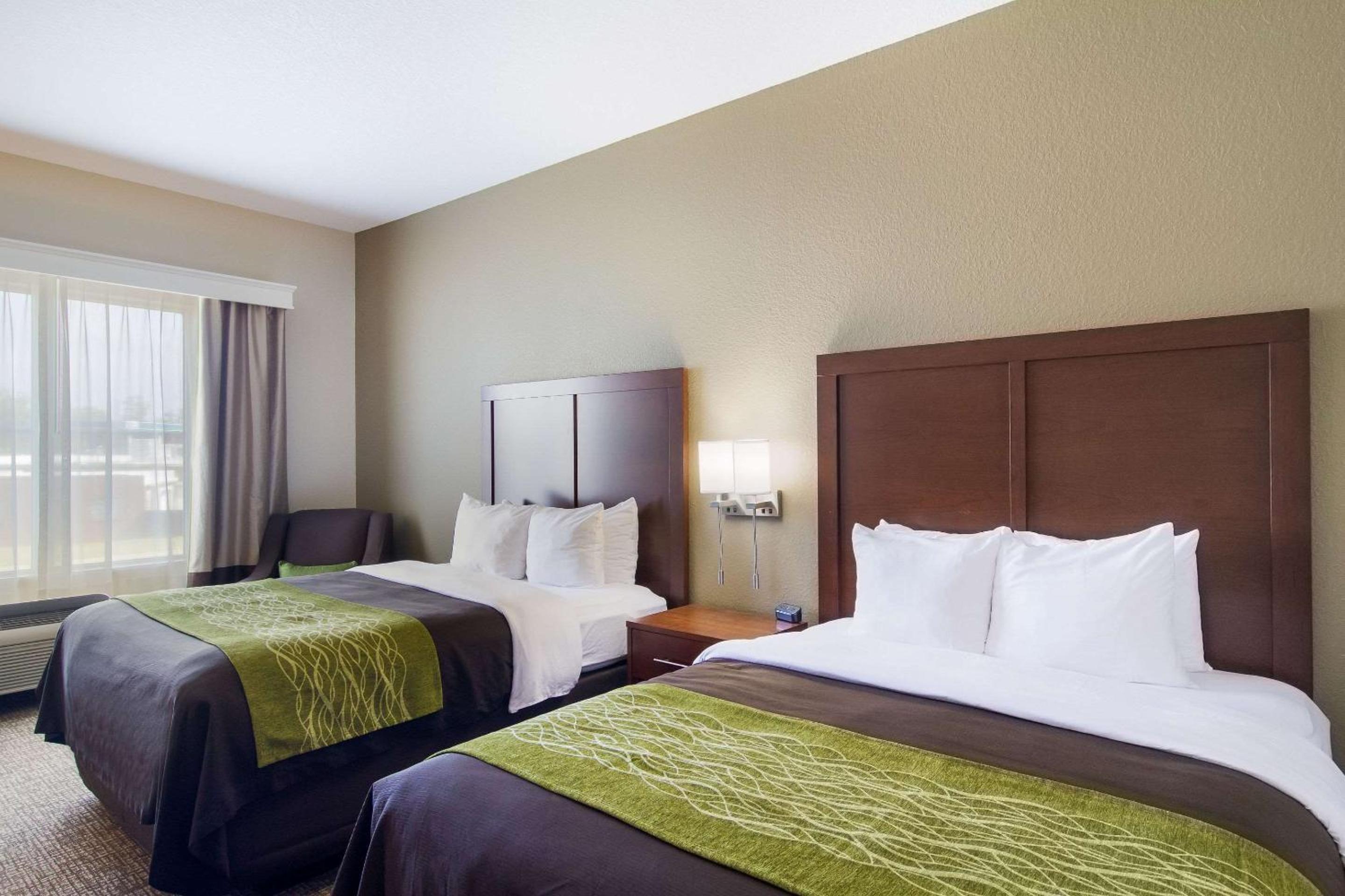 Queen Room with Two Queen Beds - Non-Smoking - Photo 2