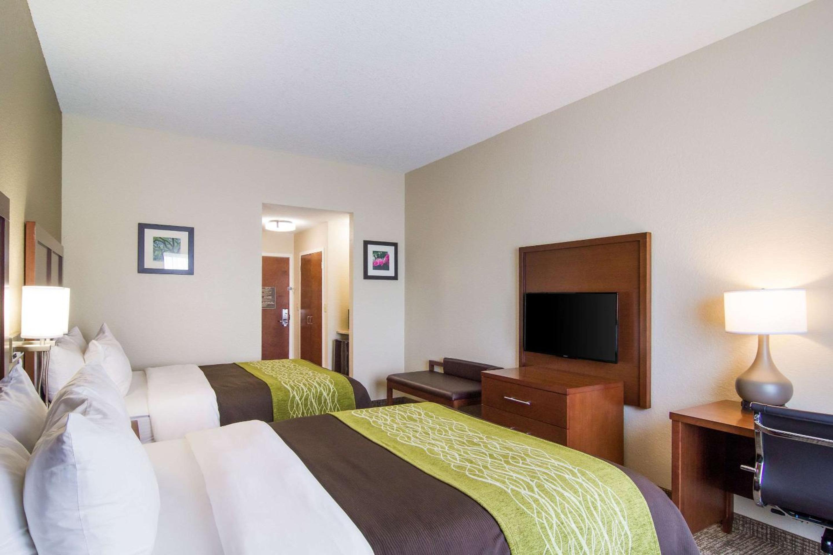 Queen Room with Two Queen Beds - Non-Smoking - Photo 3