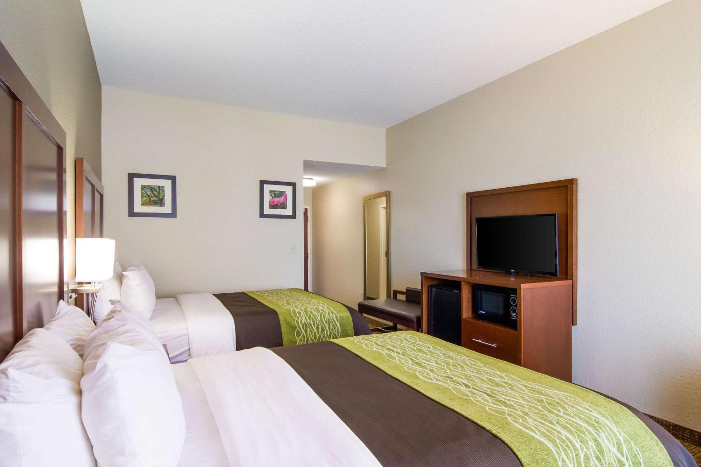 Queen Room with Two Queen Beds - Accessible/Non-Smoking  - Photo 4