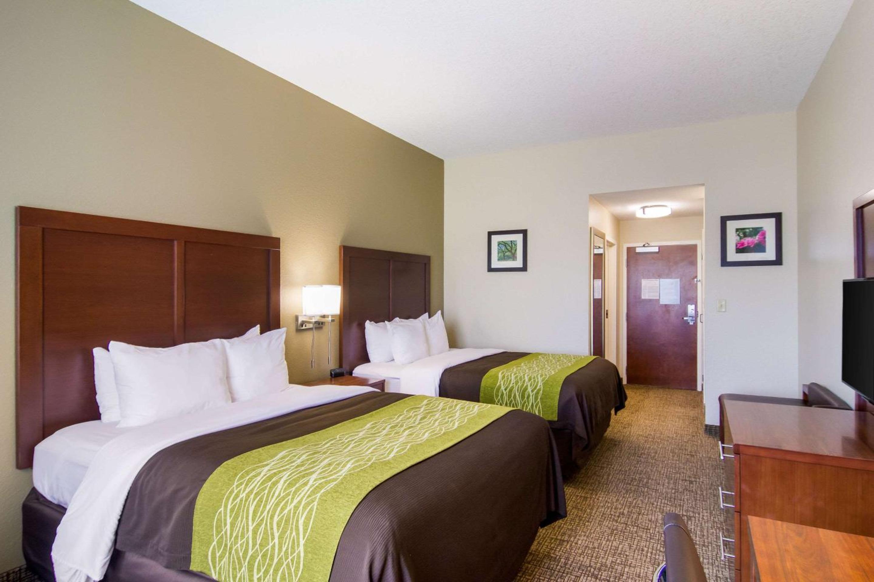 Queen Room with Two Queen Beds - Non-Smoking - Photo 1