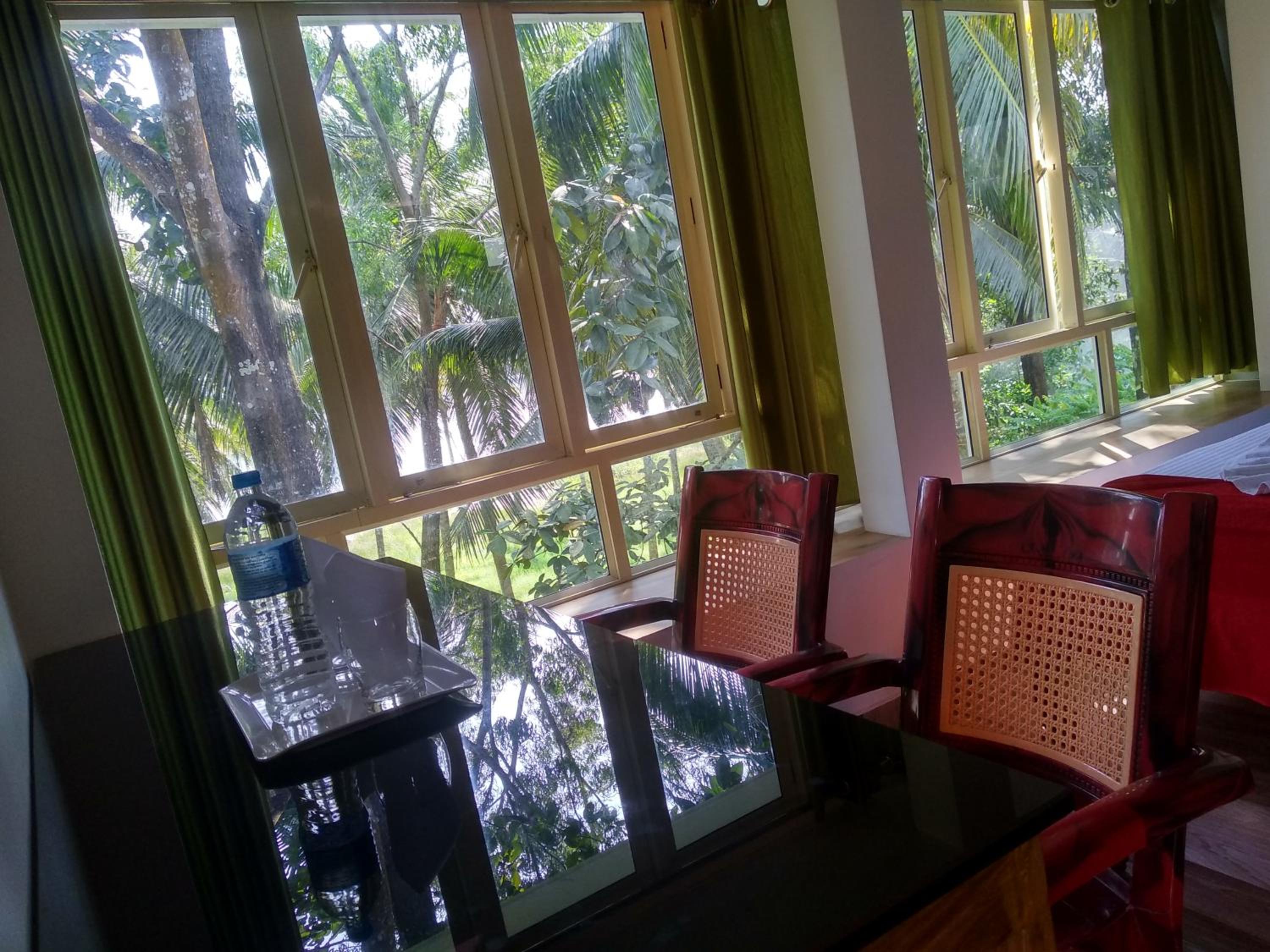 RoomNo.106 Deluxe AC Room with Balcony and Lake view photo 2