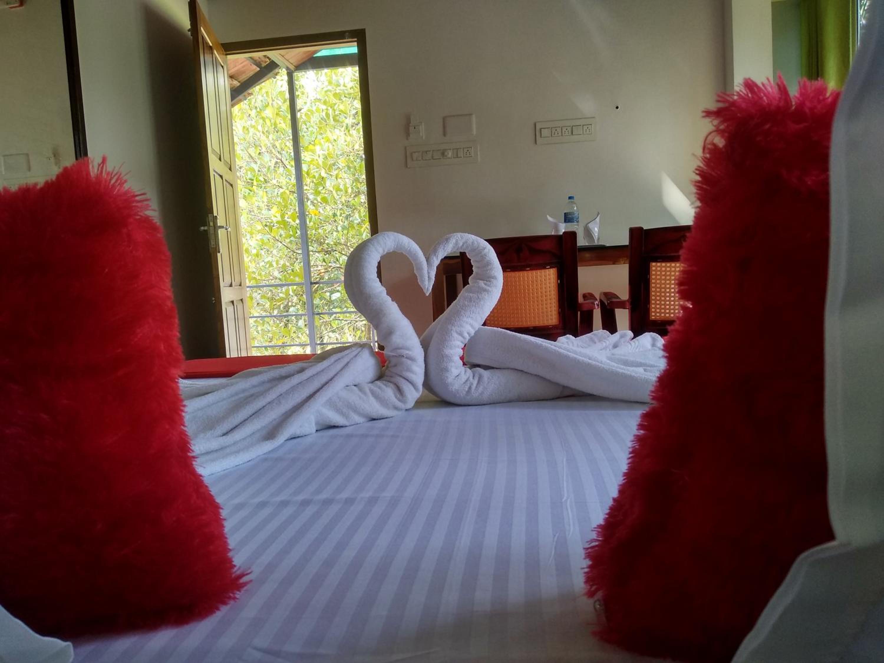 RoomNo.107 Deluxe AC Room with Balcony and Lake view photo 3