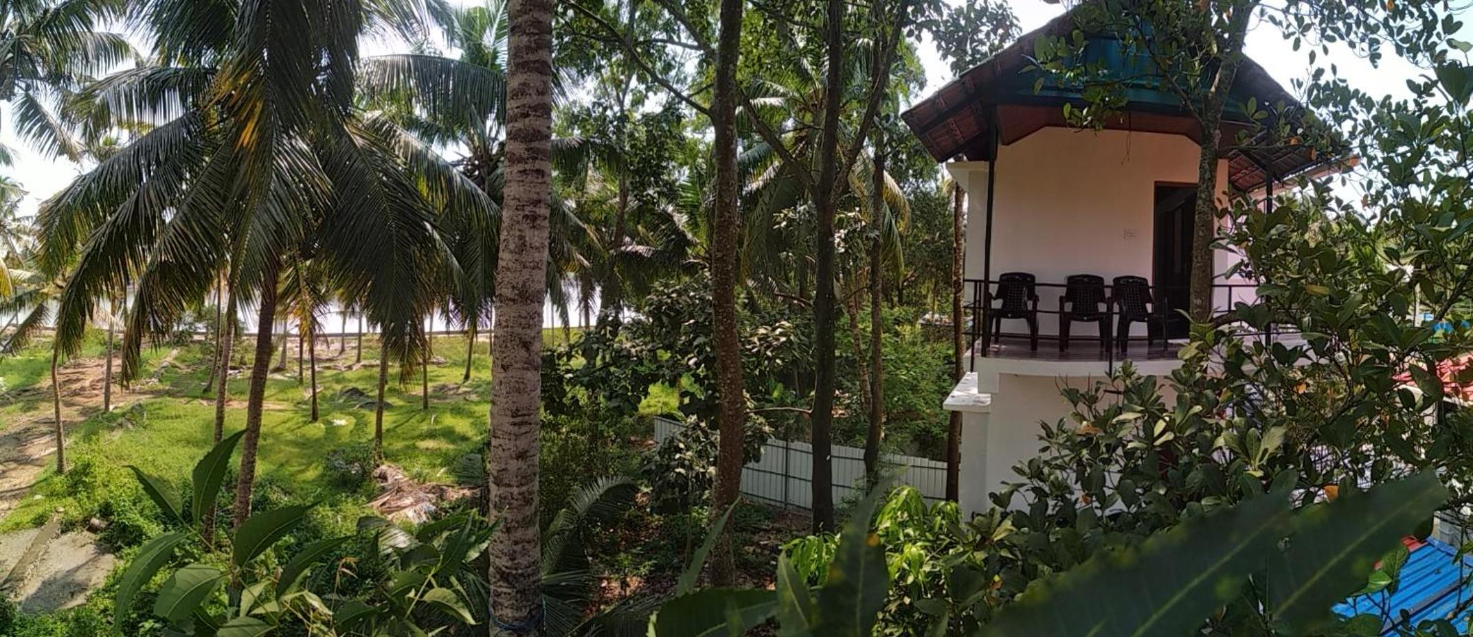 RoomNo.106 Deluxe AC Room with Balcony and Lake view photo 3