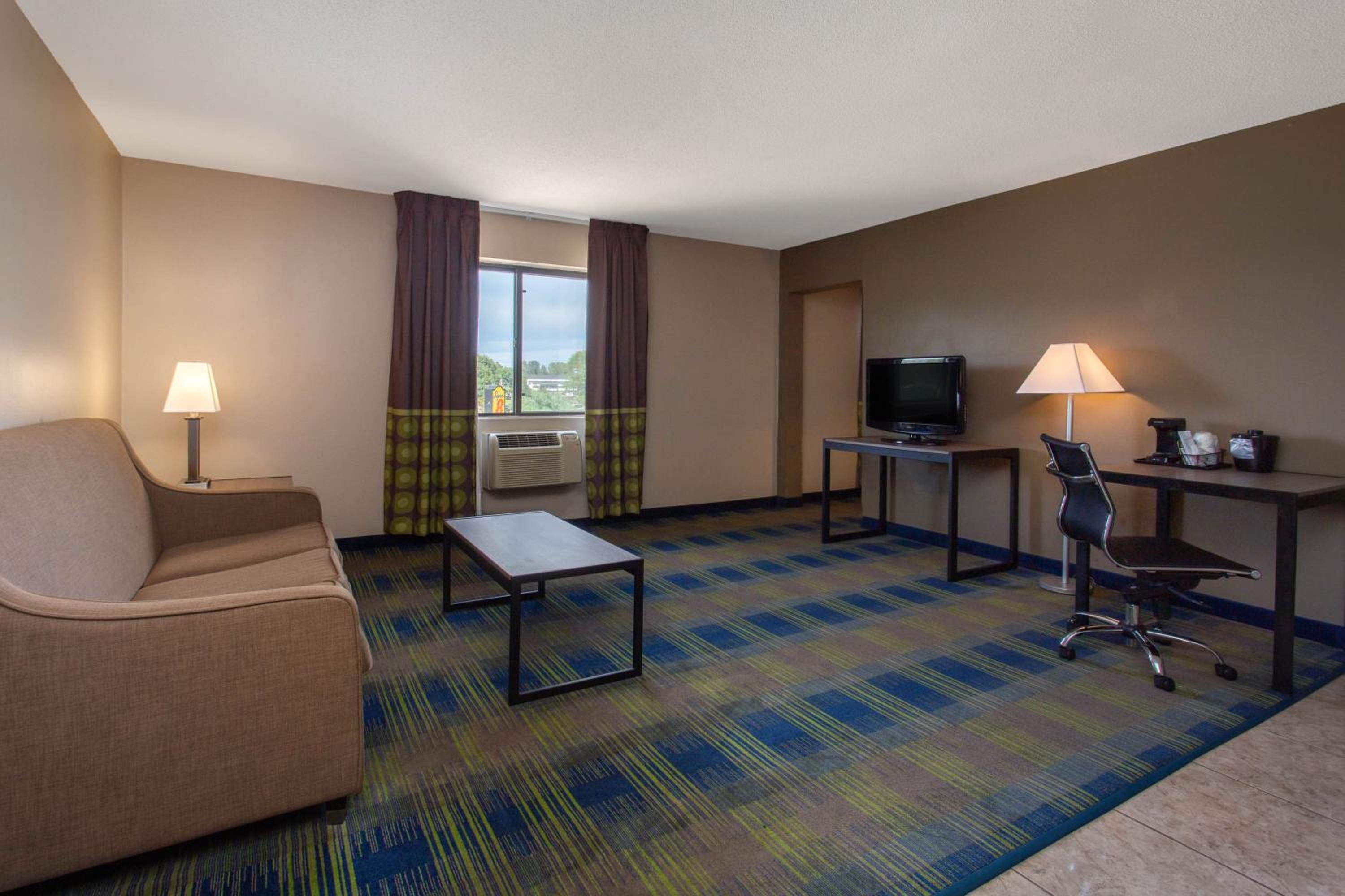 One-Bedroom King Suite - Non-Smoking - Photo 5
