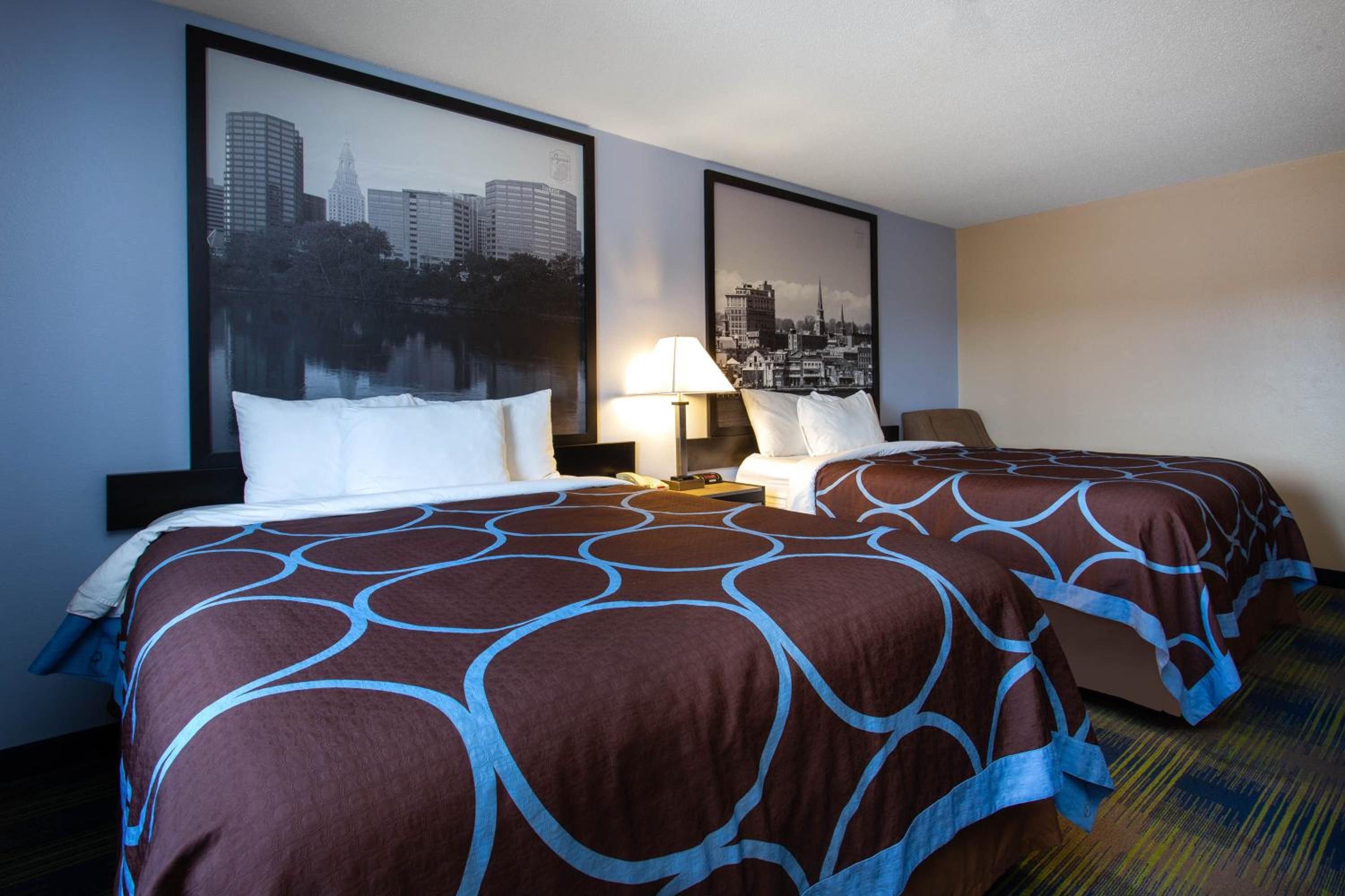 Queen Room with Two Queen Beds - Non-Smoking - Photo 3