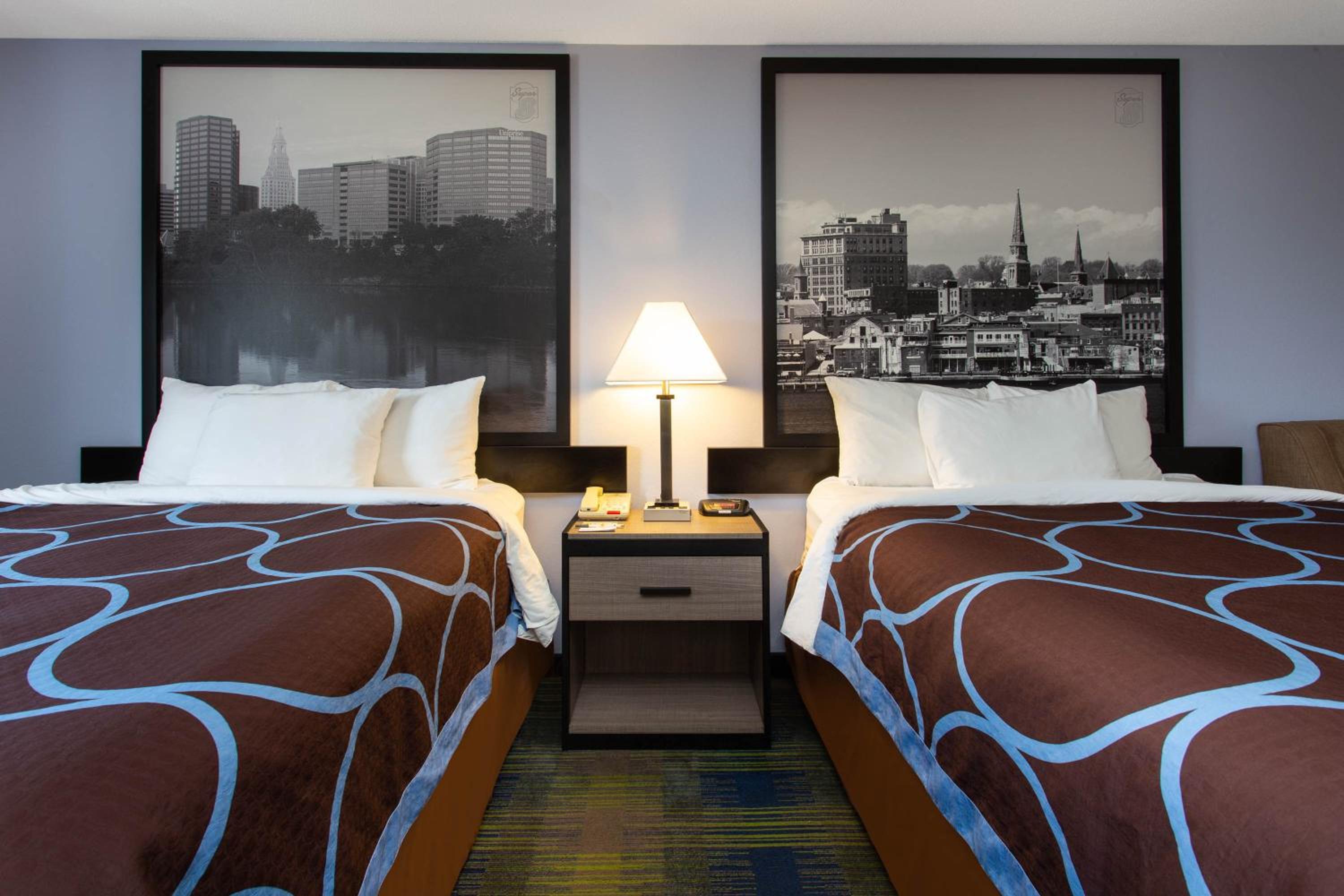 Queen Room with Two Queen Beds - Non-Smoking - Photo 2