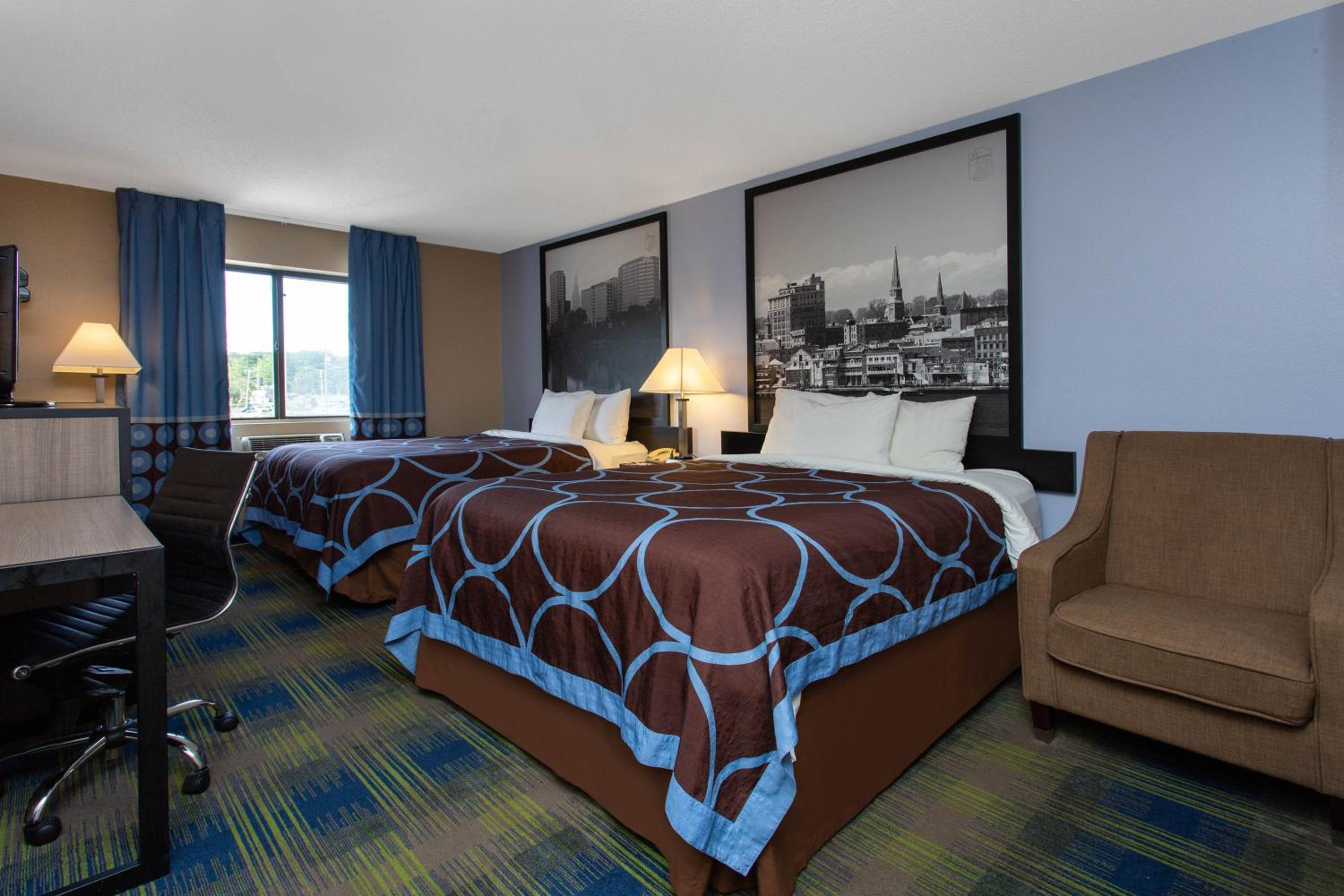 Queen Room with Two Queen Beds - Non-Smoking - Photo 1