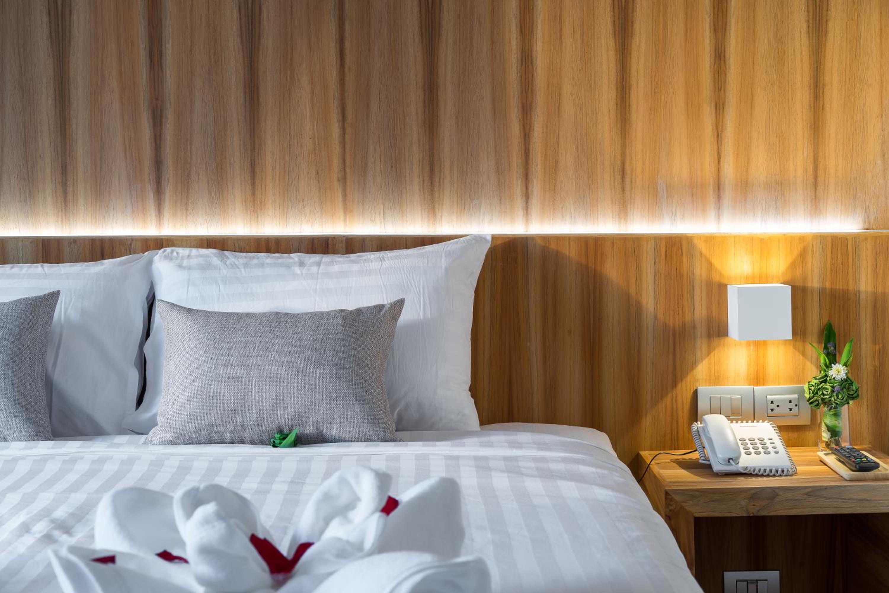 Deluxe Double Room with Balcony - Photo 6