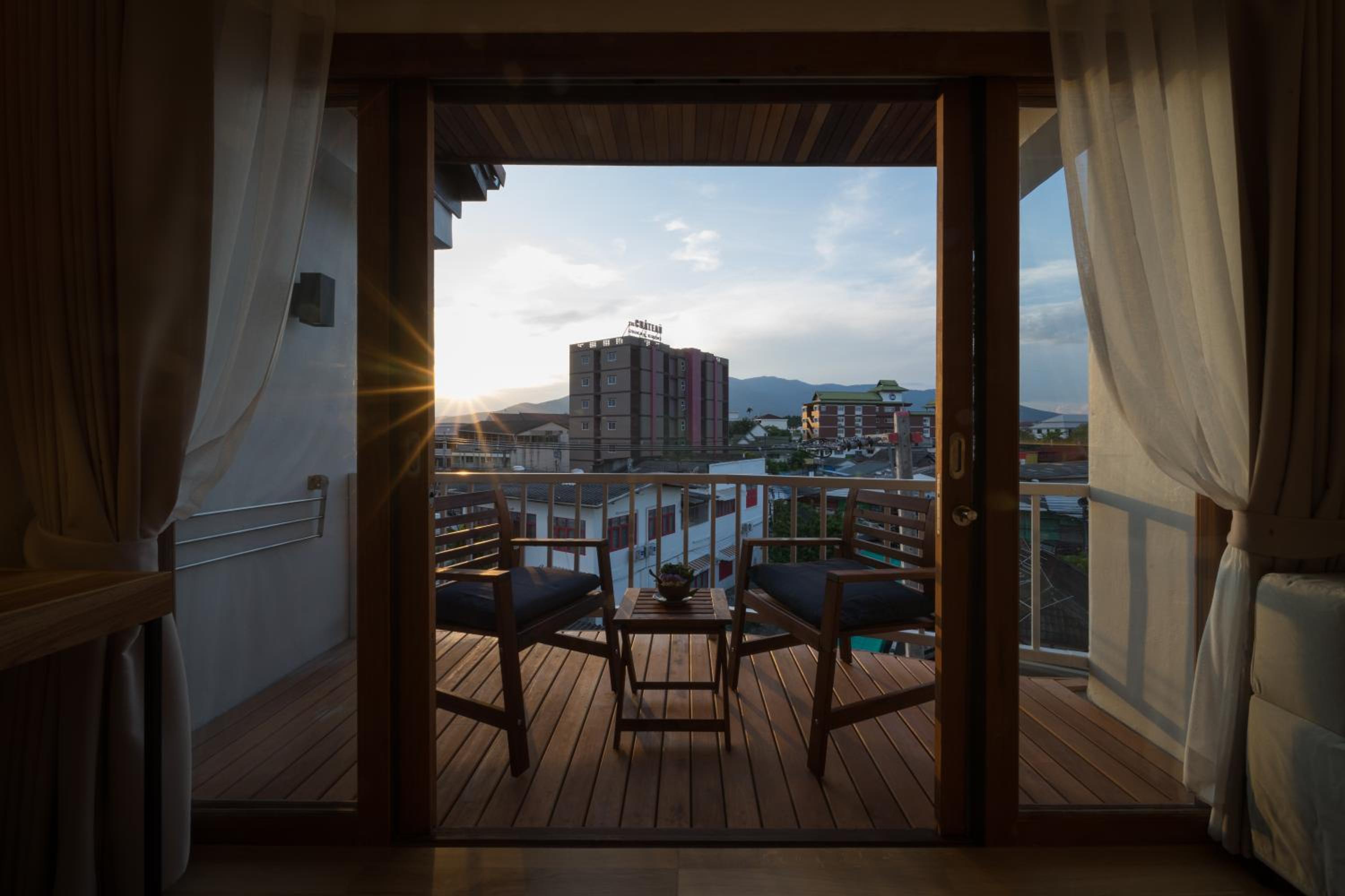 Deluxe Double Room with Balcony - Photo 4
