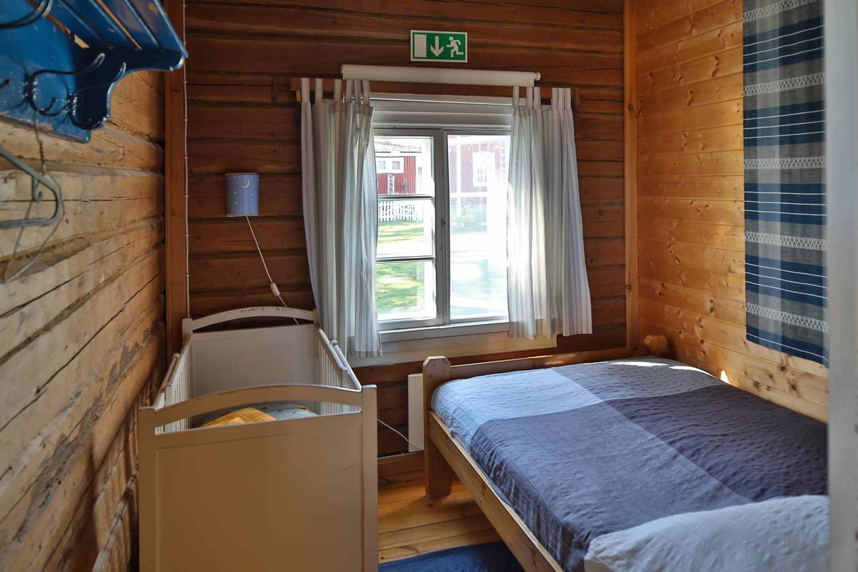 Two-Bedroom Apartment - no pets allowed - Photo 2