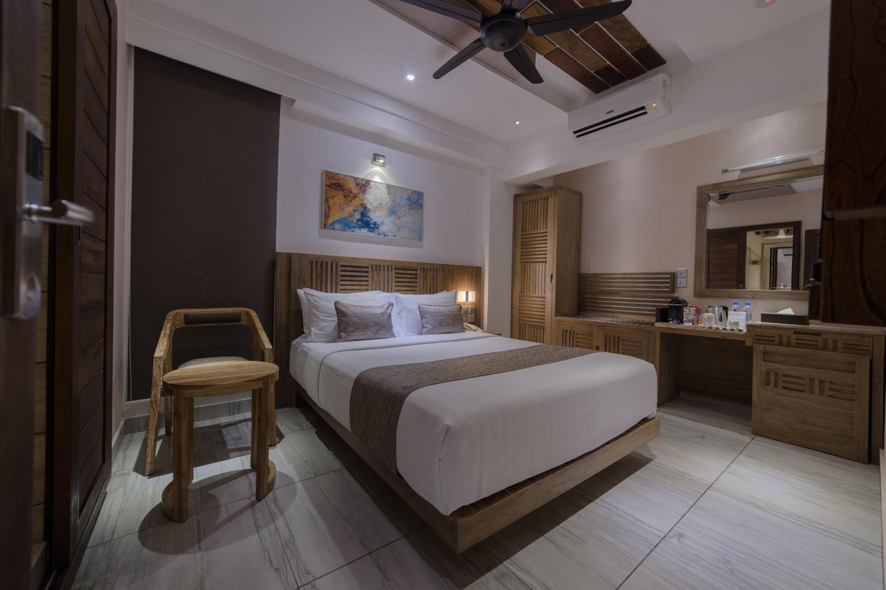 Deluxe Double Room (Free Return Airport Transfer) photo 2