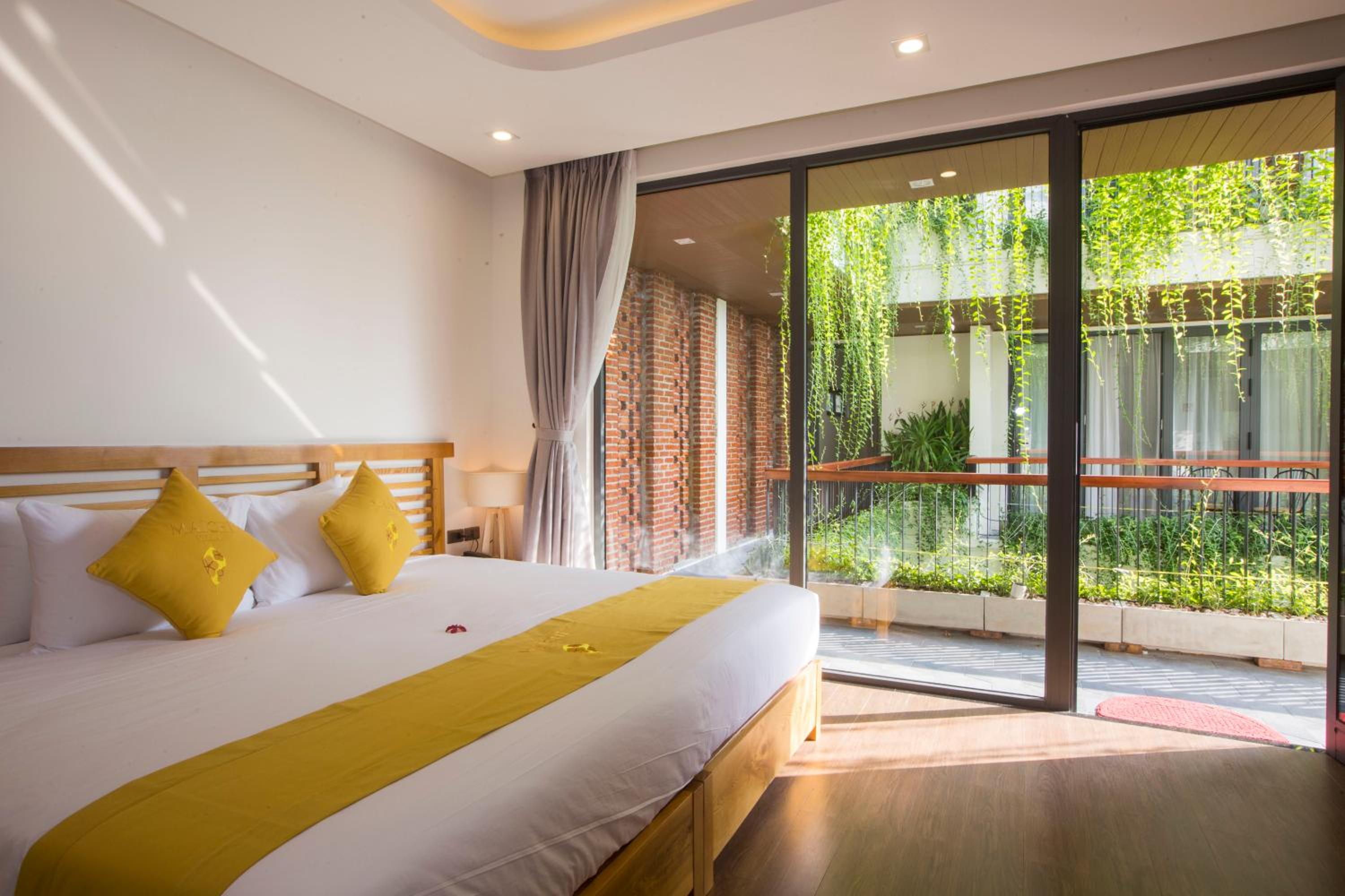 Triple Room with Pool View - Photo 10